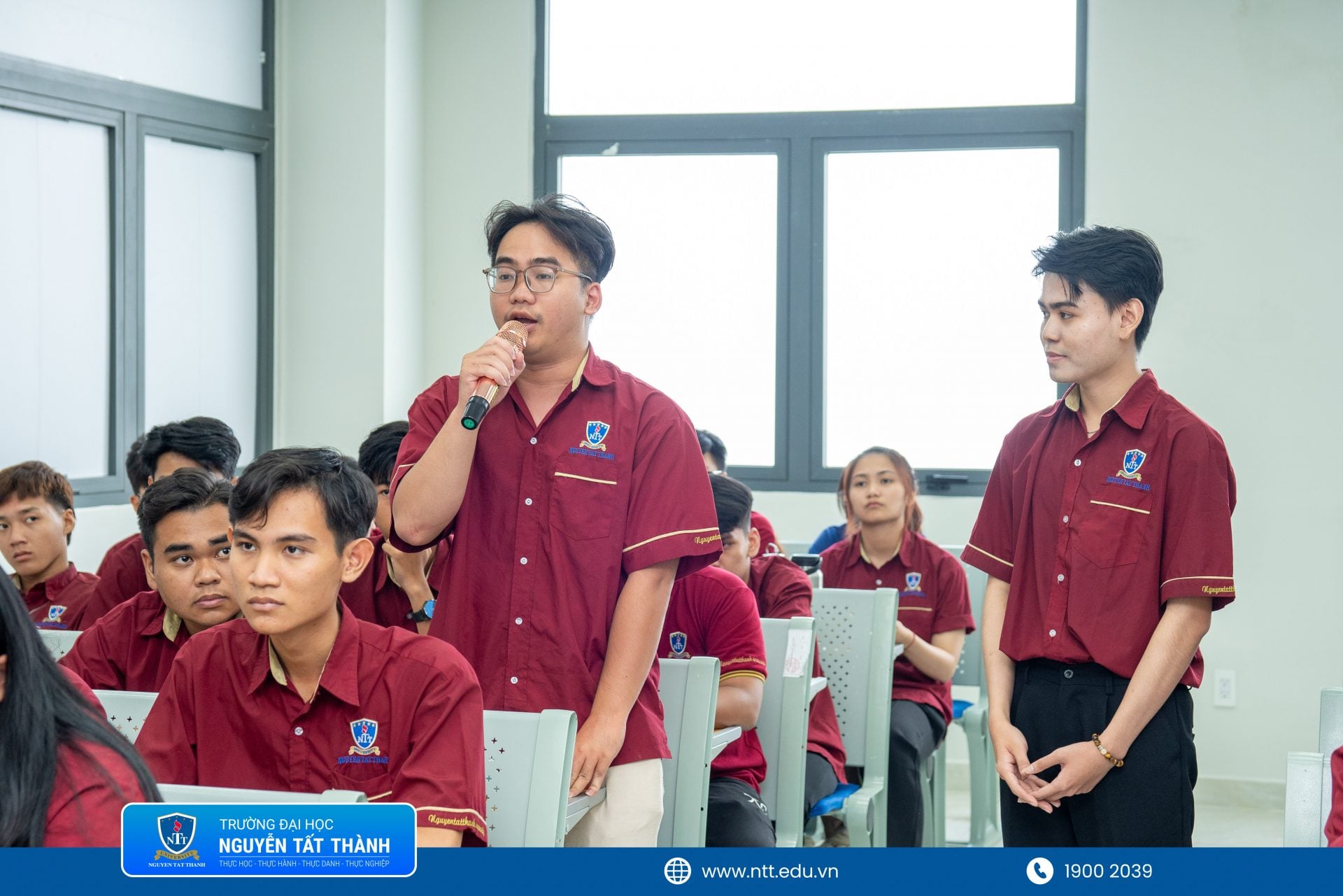 Sinh viên Khoa Luật – Trường Đại học Nguyễn Tất Thành trao đổi, đặt câu hỏi trực tiếp với các chuyên gia pháp y về quy trình giám định và vai trò của chứng cứ khoa học trong hoạt động tố tụng.