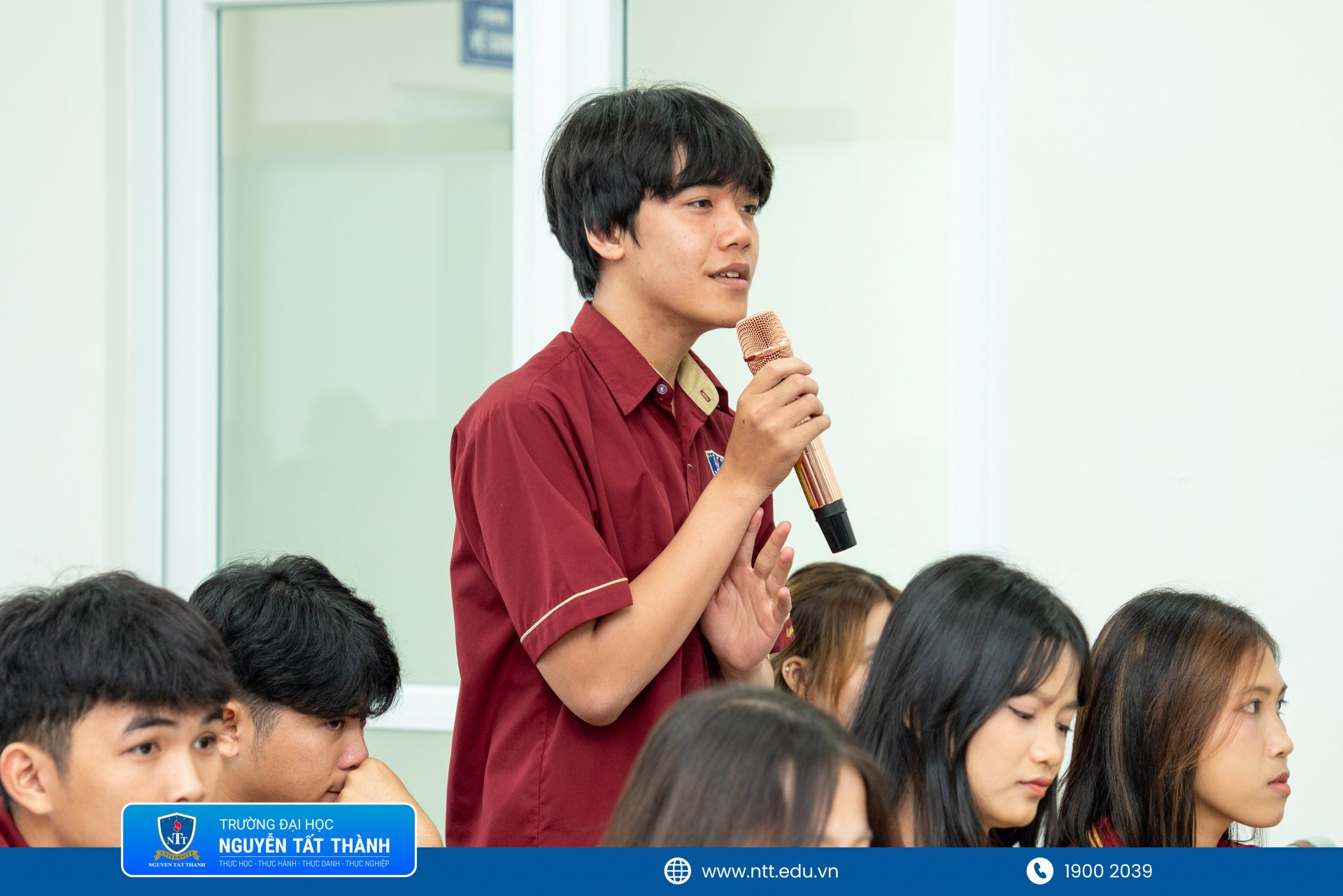 Sinh viên Khoa Luật – Trường Đại học Nguyễn Tất Thành trao đổi, đặt câu hỏi trực tiếp với các chuyên gia pháp y về quy trình giám định và vai trò của chứng cứ khoa học trong hoạt động tố tụng.