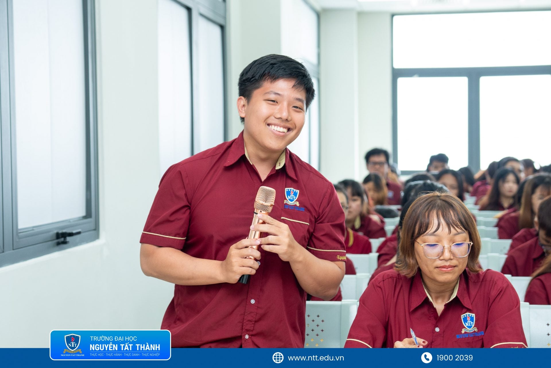 Sinh viên Khoa Luật – Trường Đại học Nguyễn Tất Thành trao đổi, đặt câu hỏi trực tiếp với các chuyên gia pháp y về quy trình giám định và vai trò của chứng cứ khoa học trong hoạt động tố tụng.