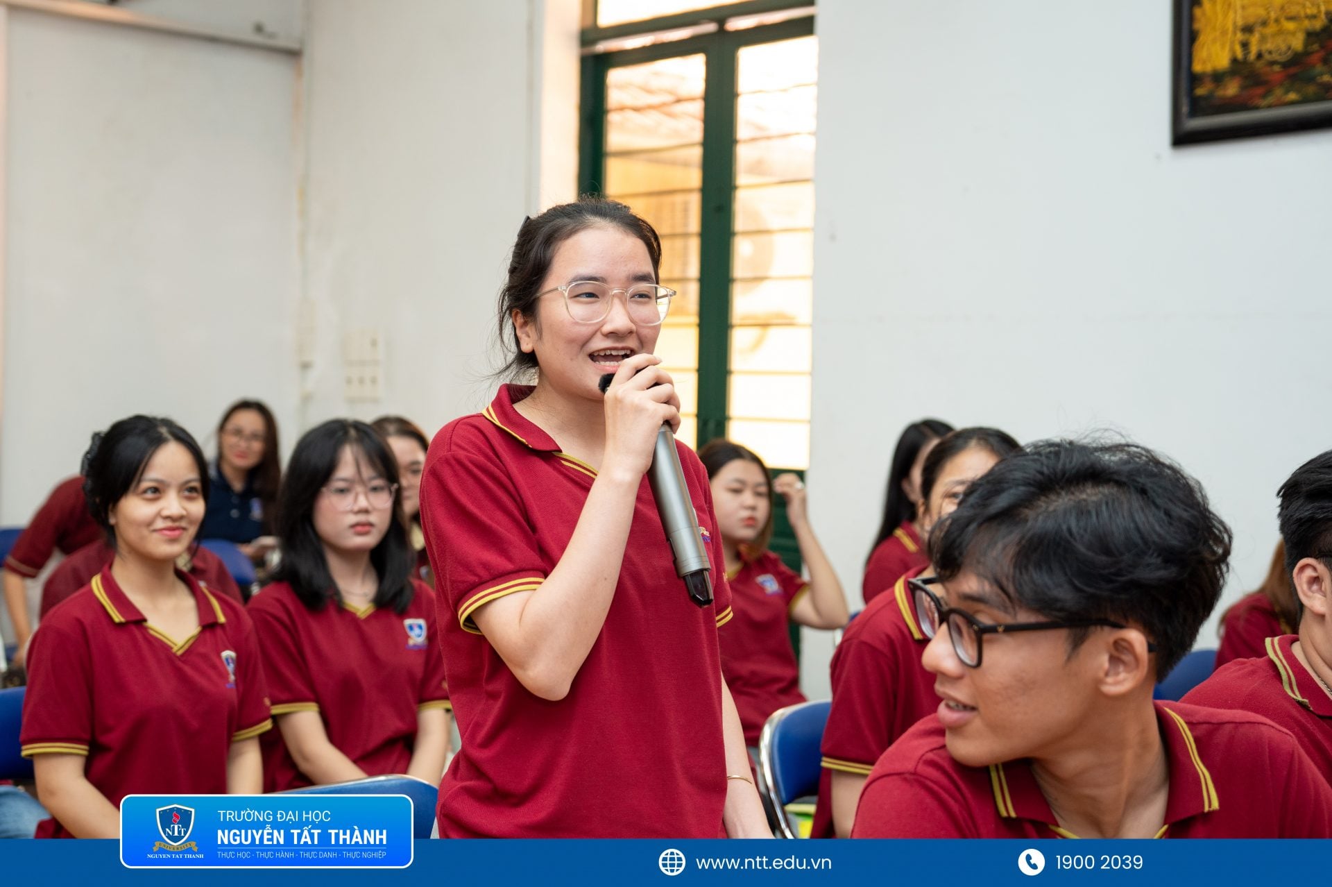 Sinh viên Khoa Luật Trường Đại học Nguyễn Tất Thành trao đổi, đặt câu hỏi trực tiếp với các luật sư về kỹ năng hành nghề, cơ hội việc làm và những yêu cầu của ngành pháp lý trong bối cảnh chuyển đổi số và AI phát triển mạnh