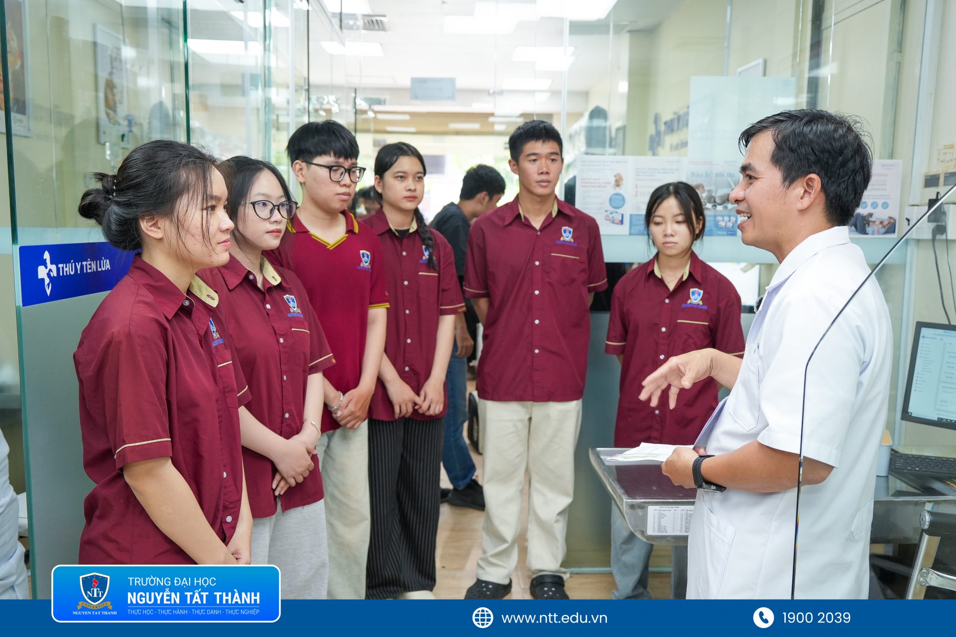 Sinh viên hào hứng giao lưu, đặt câu hỏi cùng đội ngũ bác sĩ tại Phòng khám Thú y Tên Lửa về kỹ năng nghề nghiệp và cơ hội việc làm