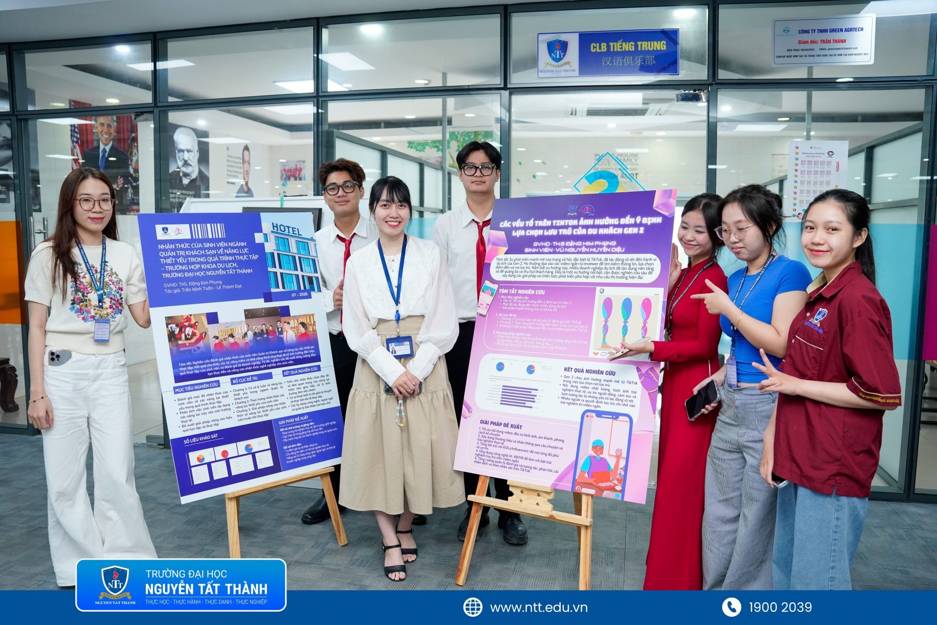Sinh viên Khoa Du lịch NTTU trình bày các đề tài nghiên cứu về hành vi khách hàng, quản trị khách sạn và xu hướng tiêu dùng trong môi trường số.