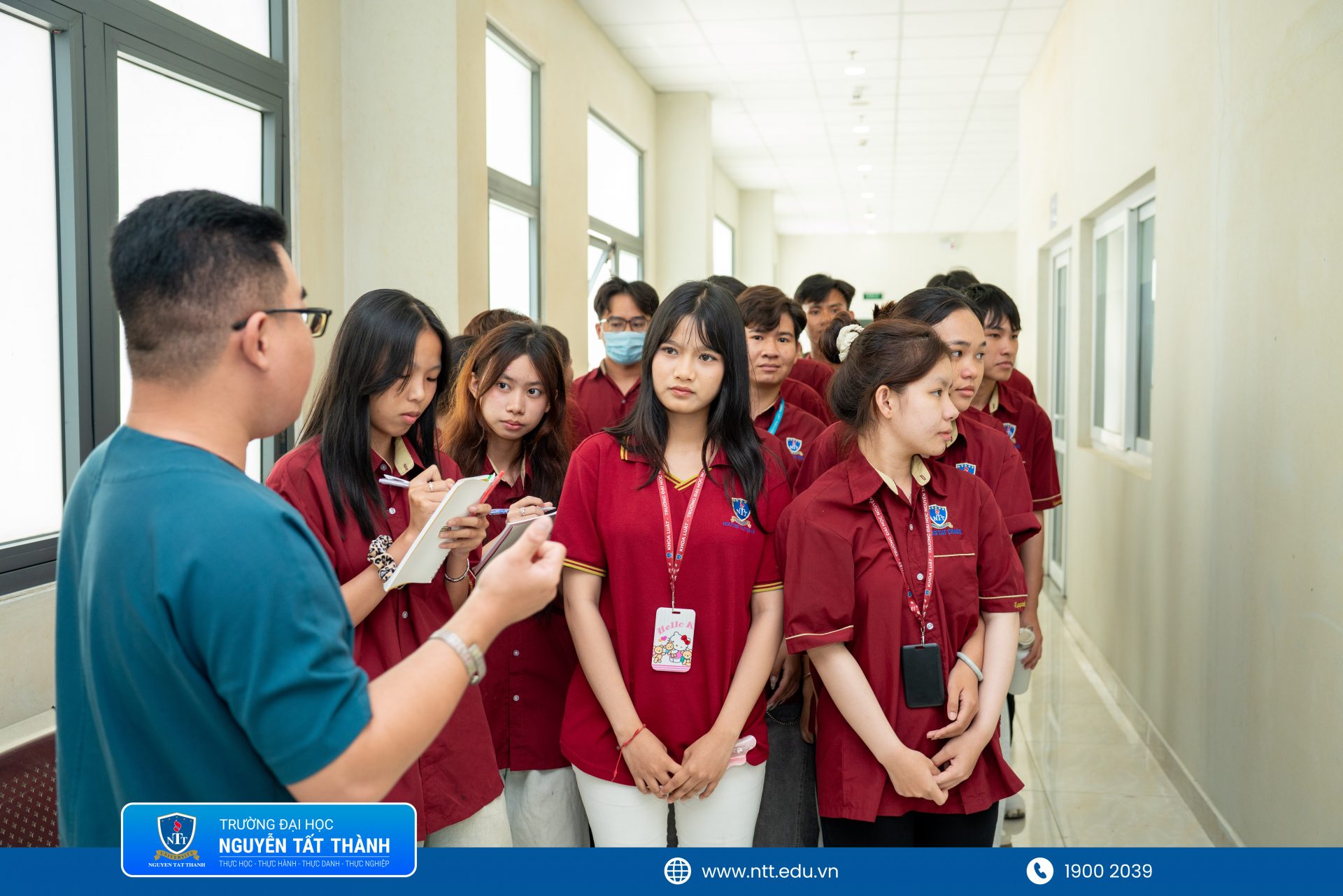 Sinh viên ngành Luật NTTU trực tiếp tham quan khu vực chuyên môn, tìm hiểu hệ thống trang thiết bị và quy trình giám định tại Trung tâm Pháp y TP.HCM