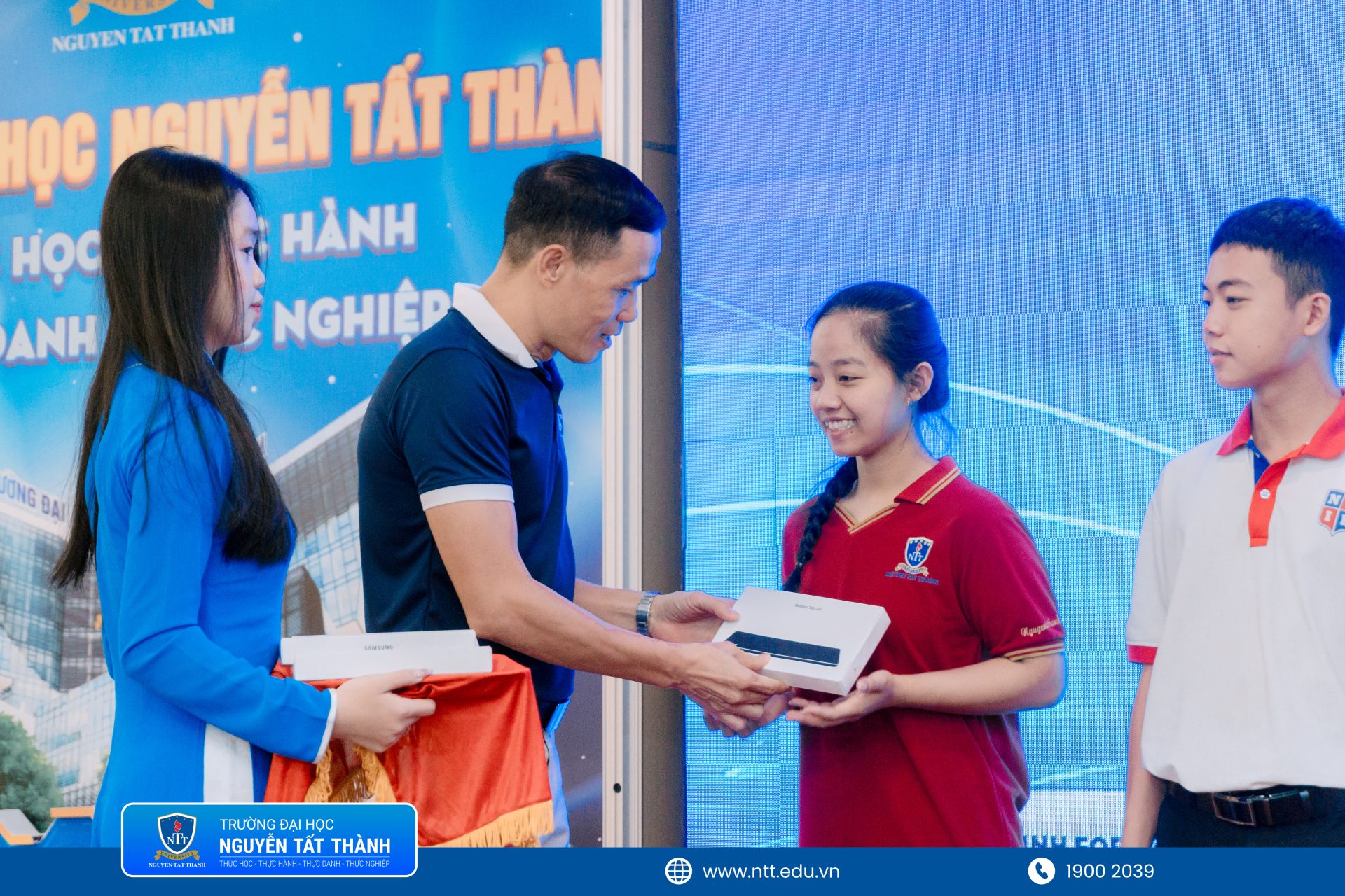 Công ty TNHH Bảo hiểm Nhân thọ Chubb Life Việt Nam đã trao 10 máy tính bảng, tổng trị giá 50.000.000 đồng, cho 10 sinh viên có hoàn cảnh khó khăn và thành tích học tập xuất sắc