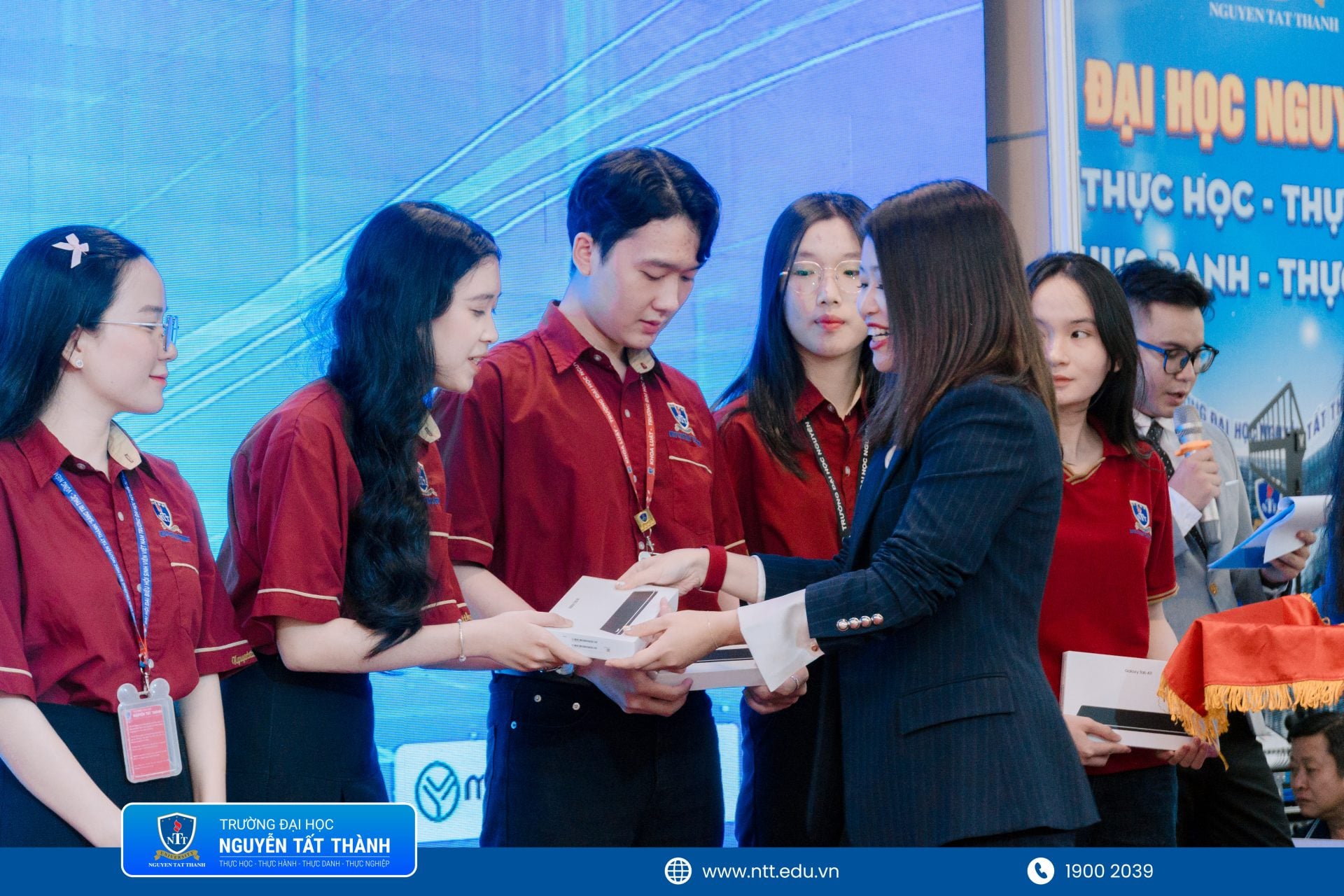 Công ty TNHH Bảo hiểm Nhân thọ Chubb Life Việt Nam đã trao 10 máy tính bảng, tổng trị giá 50.000.000 đồng, cho 10 sinh viên có hoàn cảnh khó khăn và thành tích học tập xuất sắc