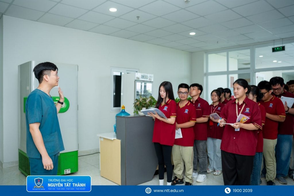 Sinh viên ngành Luật NTTU trực tiếp tham quan khu vực chuyên môn, tìm hiểu hệ thống trang thiết bị và quy trình giám định tại Trung tâm Pháp y TP.HCM