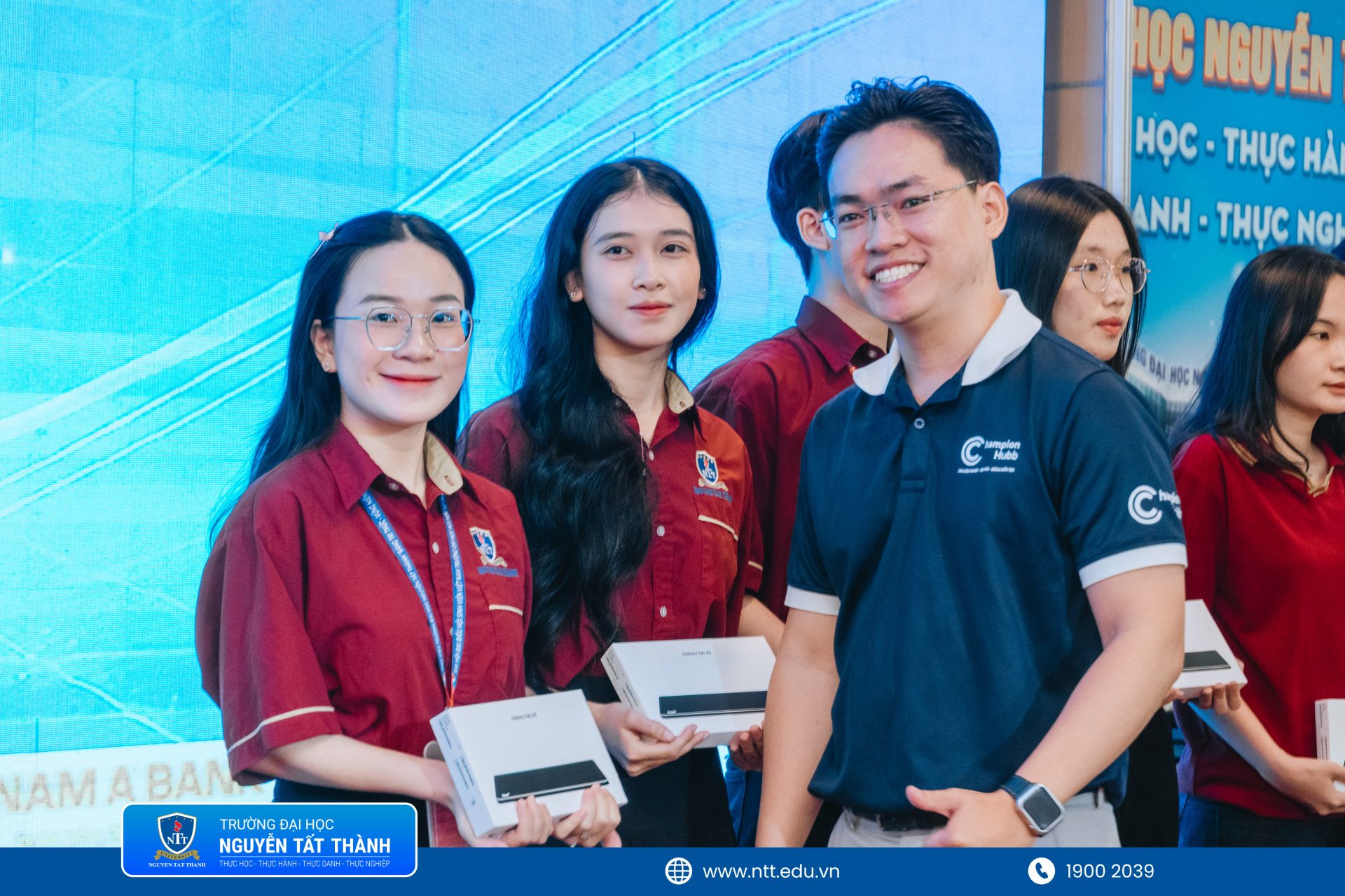 Công ty TNHH Bảo hiểm Nhân thọ Chubb Life Việt Nam đã trao 10 máy tính bảng, tổng trị giá 50.000.000 đồng, cho 10 sinh viên có hoàn cảnh khó khăn và thành tích học tập xuất sắc
