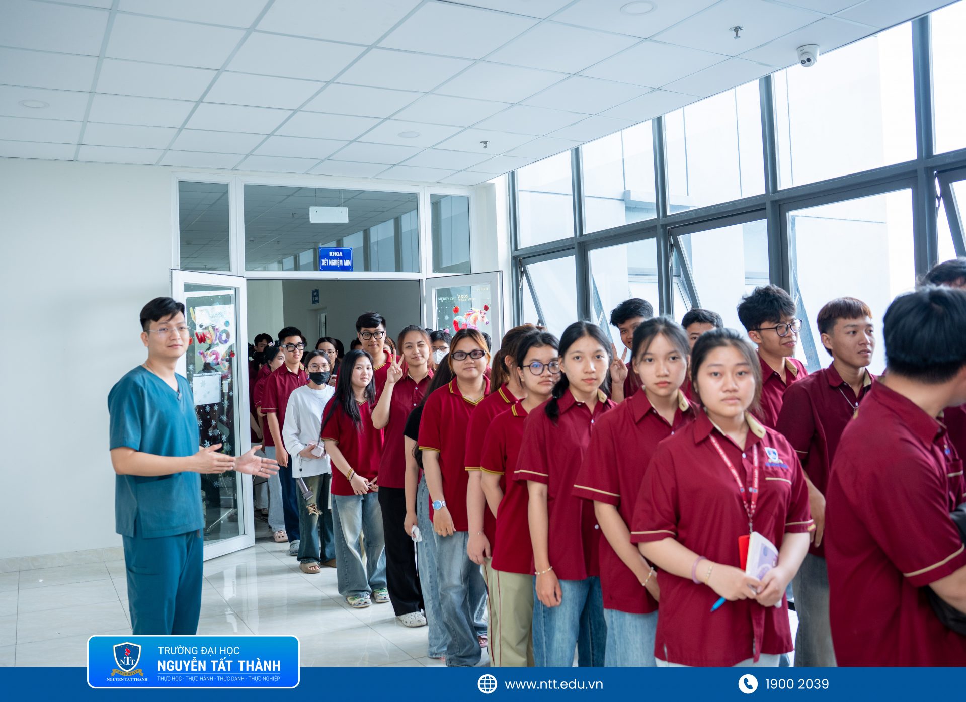 Sinh viên ngành Luật NTTU trực tiếp tham quan khu vực chuyên môn, tìm hiểu hệ thống trang thiết bị và quy trình giám định tại Trung tâm Pháp y TP.HCM