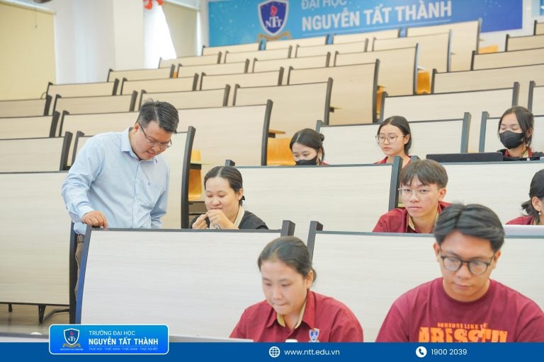 Sinh viên ngành Logistics và Quản lý chuỗi cung ứng NTTU trực tiếp trải nghiệm mô hình doanh nghiệp mô phỏng, tiếp cận phần mềm và quy trình quản trị thu mua trong môi trường học tập gắn với thực tiễn doanh nghiệp