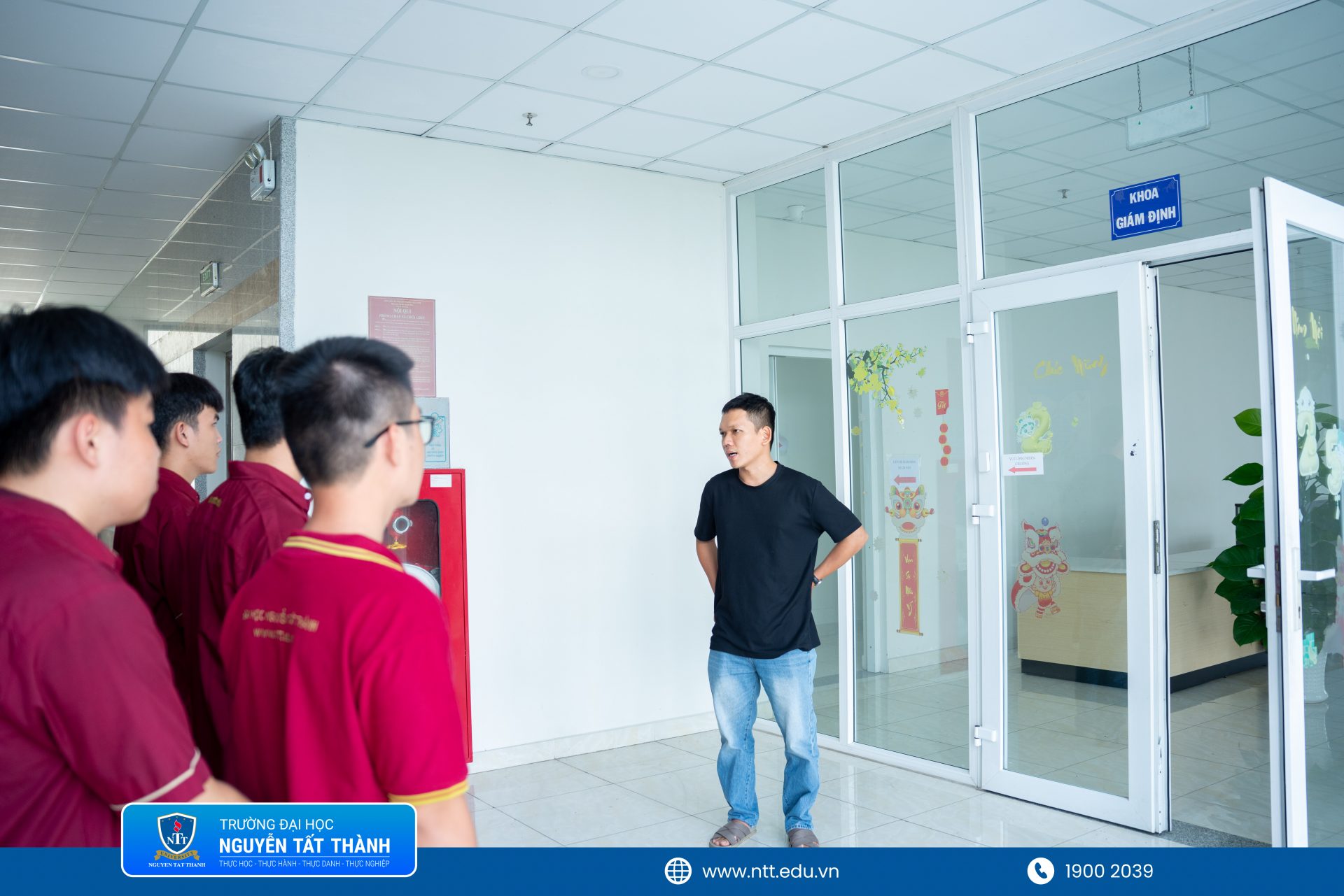 Sinh viên ngành Luật NTTU trực tiếp tham quan khu vực chuyên môn, tìm hiểu hệ thống trang thiết bị và quy trình giám định tại Trung tâm Pháp y TP.HCM
