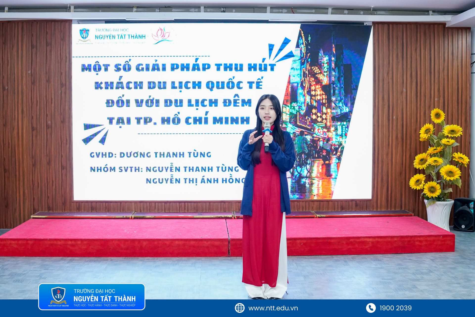 Sinh viên Khoa Du lịch NTTU trình bày các đề tài nghiên cứu về hành vi khách hàng, quản trị khách sạn và xu hướng tiêu dùng trong môi trường số.