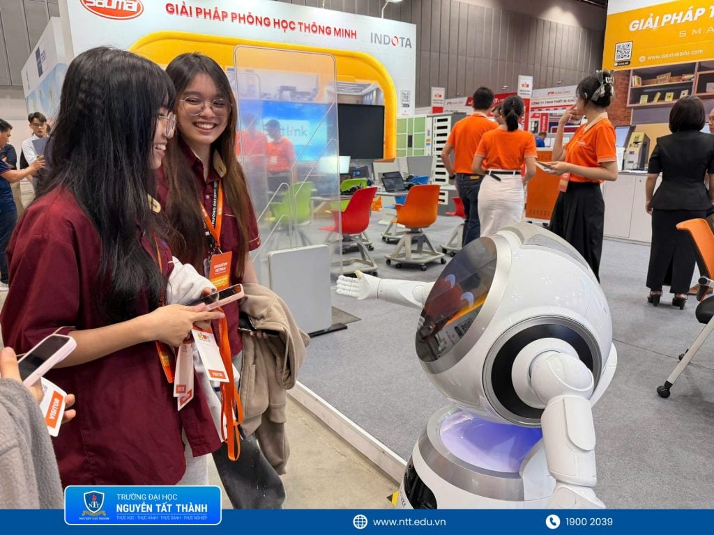 Sinh viên NTTU thích thú trải nghiệm robot tương tác thông minh – một trong những công nghệ nổi bật đang được ứng dụng trong giáo dục hiện đại.