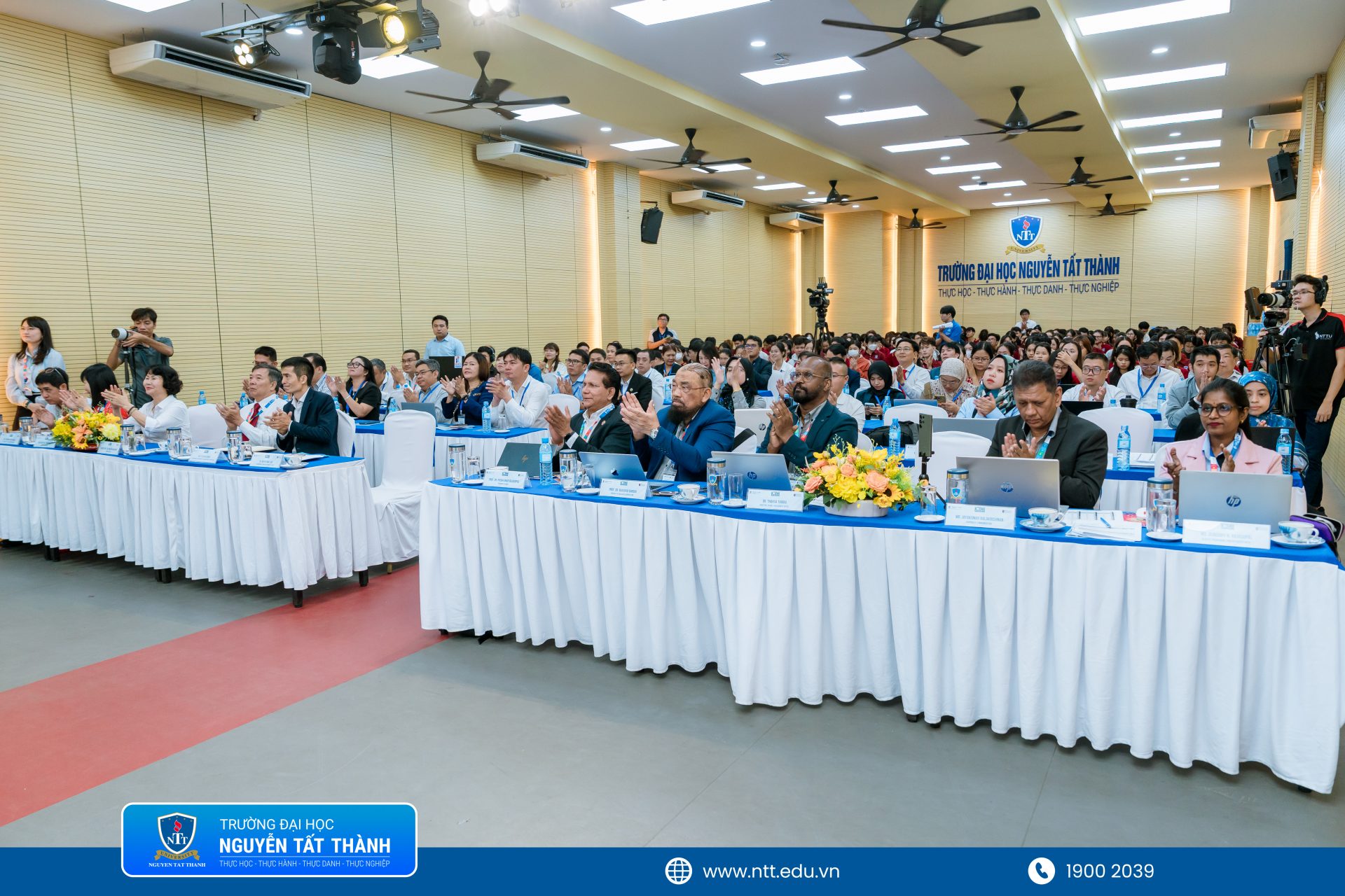 Toàn cảnh Hội thảo Khoa học Quốc tế ICDI-2026 quy tụ nhiều học giả, chuyên gia và doanh nghiệp trong lĩnh vực AI, kinh tế xanh và chuyển đổi số tại Trường ĐH Nguyễn Tất Thành