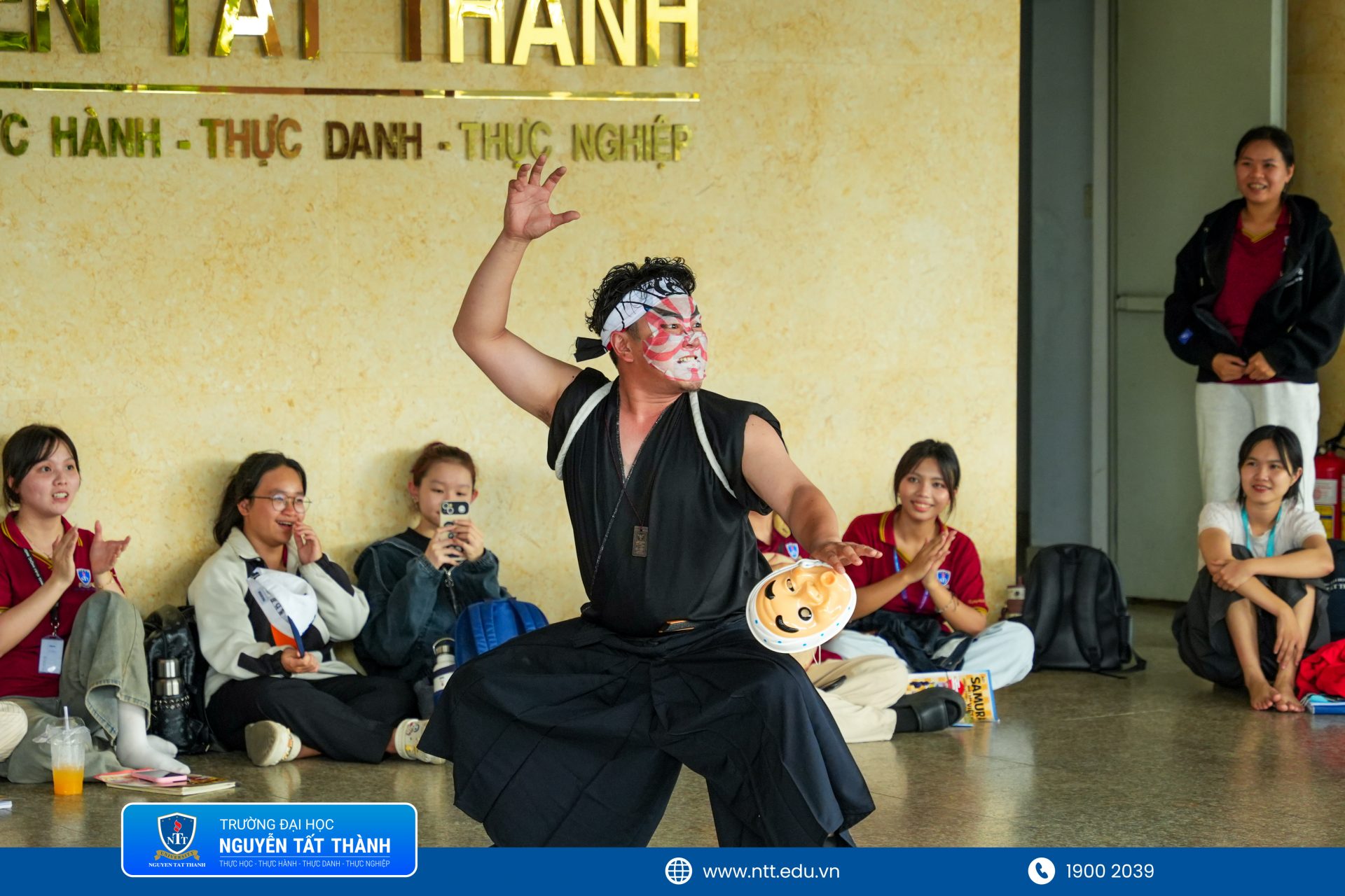 Điệu múa vòng tròn Bon Odori mang đến không khí sôi động, kết nối giảng viên, khách mời và sinh viên NTTU