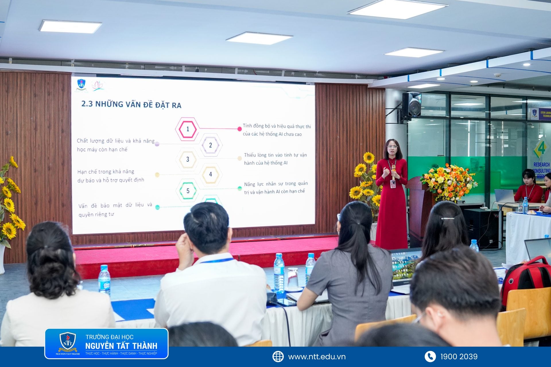 Sinh viên Khoa Du lịch NTTU trình bày các đề tài nghiên cứu về hành vi khách hàng, quản trị khách sạn và xu hướng tiêu dùng trong môi trường số.