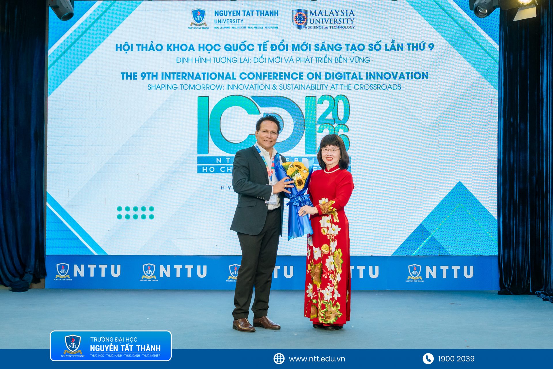 Đại diện Trường ĐH Nguyễn Tất Thành trao hoa tri ân và quà lưu niệm đến các diễn giả, học giả quốc tế và Ban Tổ chức tại Hội thảo Khoa học Quốc tế ICDI-2026
