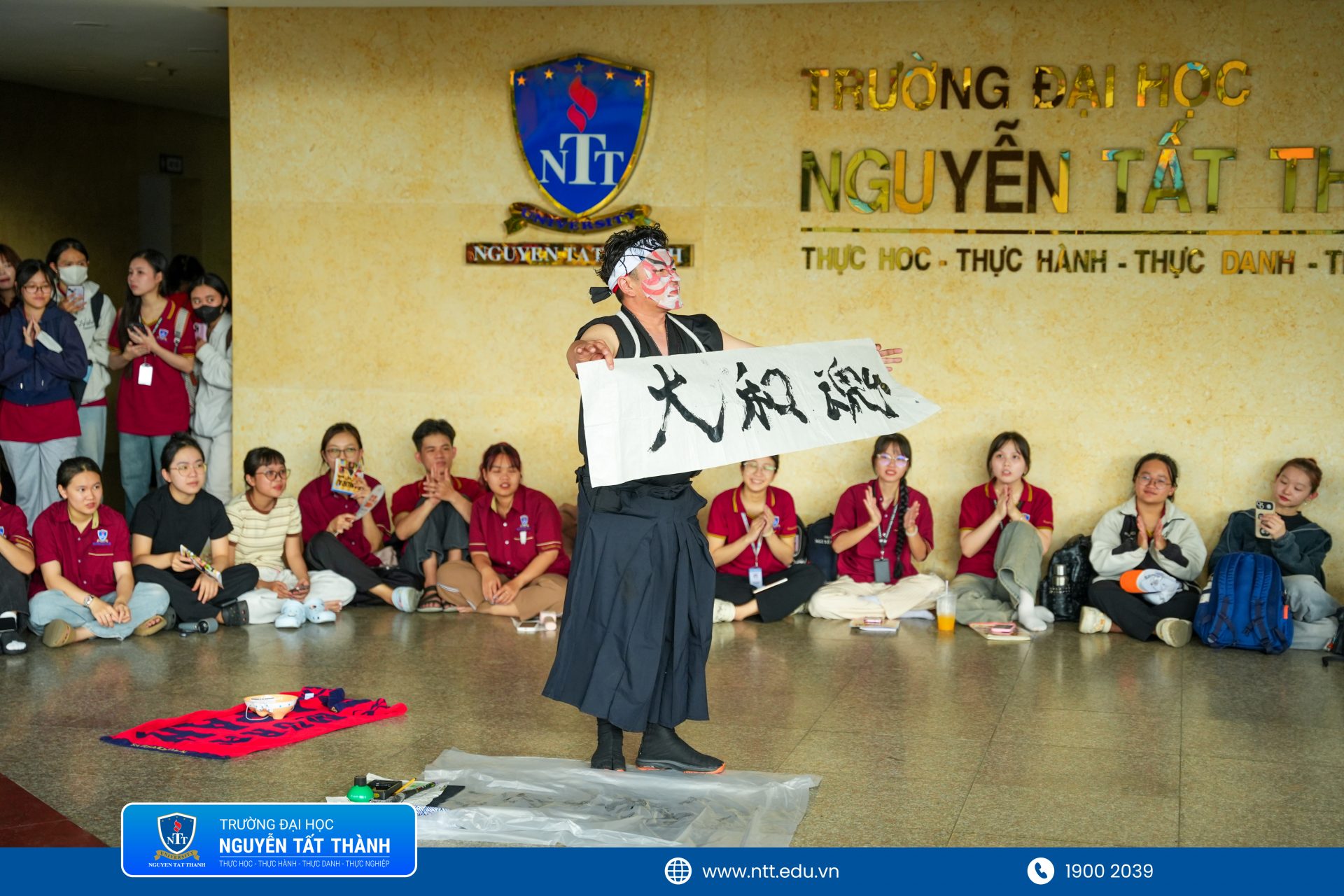 Sinh viên NTTU tìm hiểu nghệ thuật thư pháp Shuji và trải nghiệm viết thư pháp Nhật Bản tại chương trình
