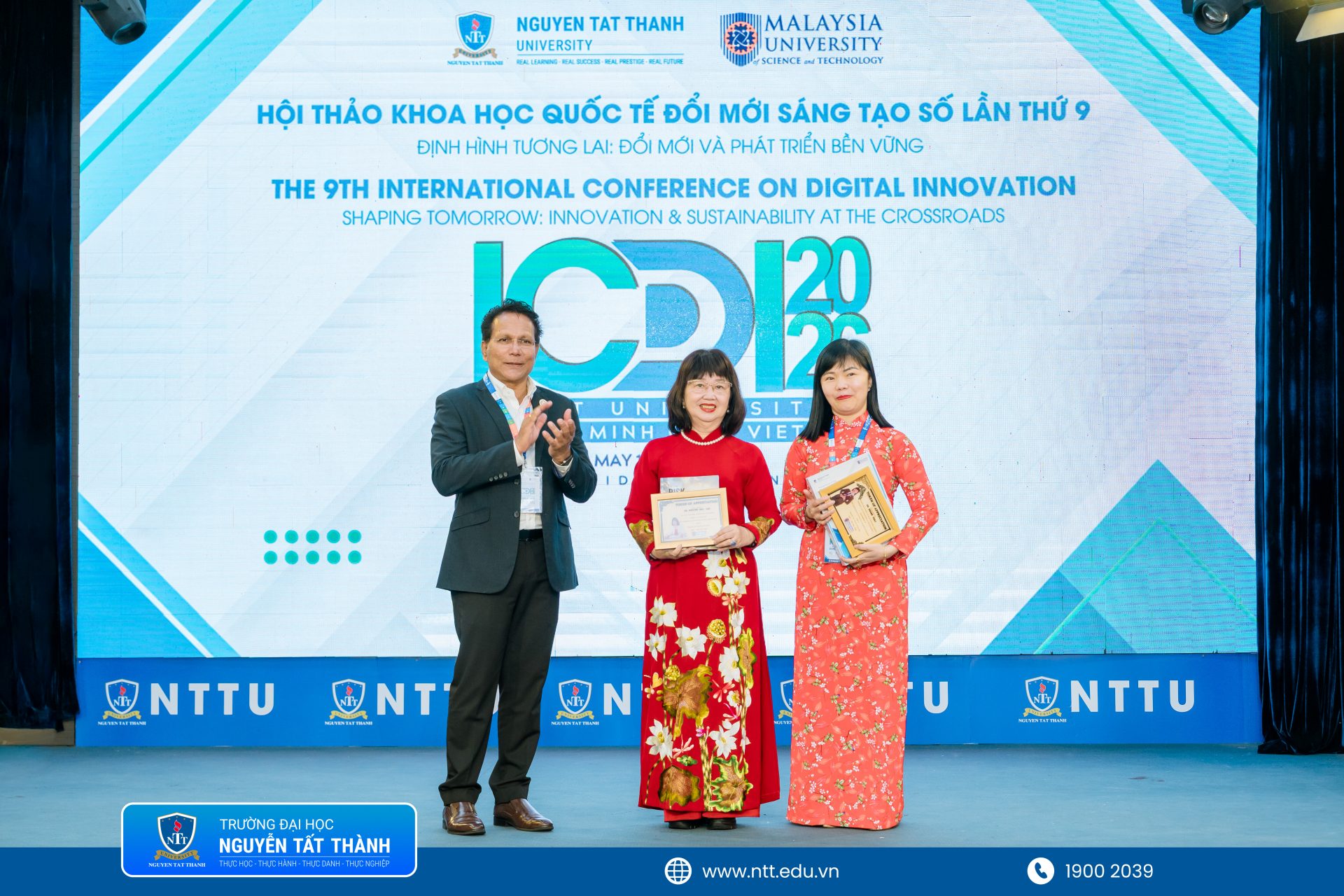 Đại diện Trường ĐH Nguyễn Tất Thành trao hoa tri ân và quà lưu niệm đến các diễn giả, học giả quốc tế và Ban Tổ chức tại Hội thảo Khoa học Quốc tế ICDI-2026