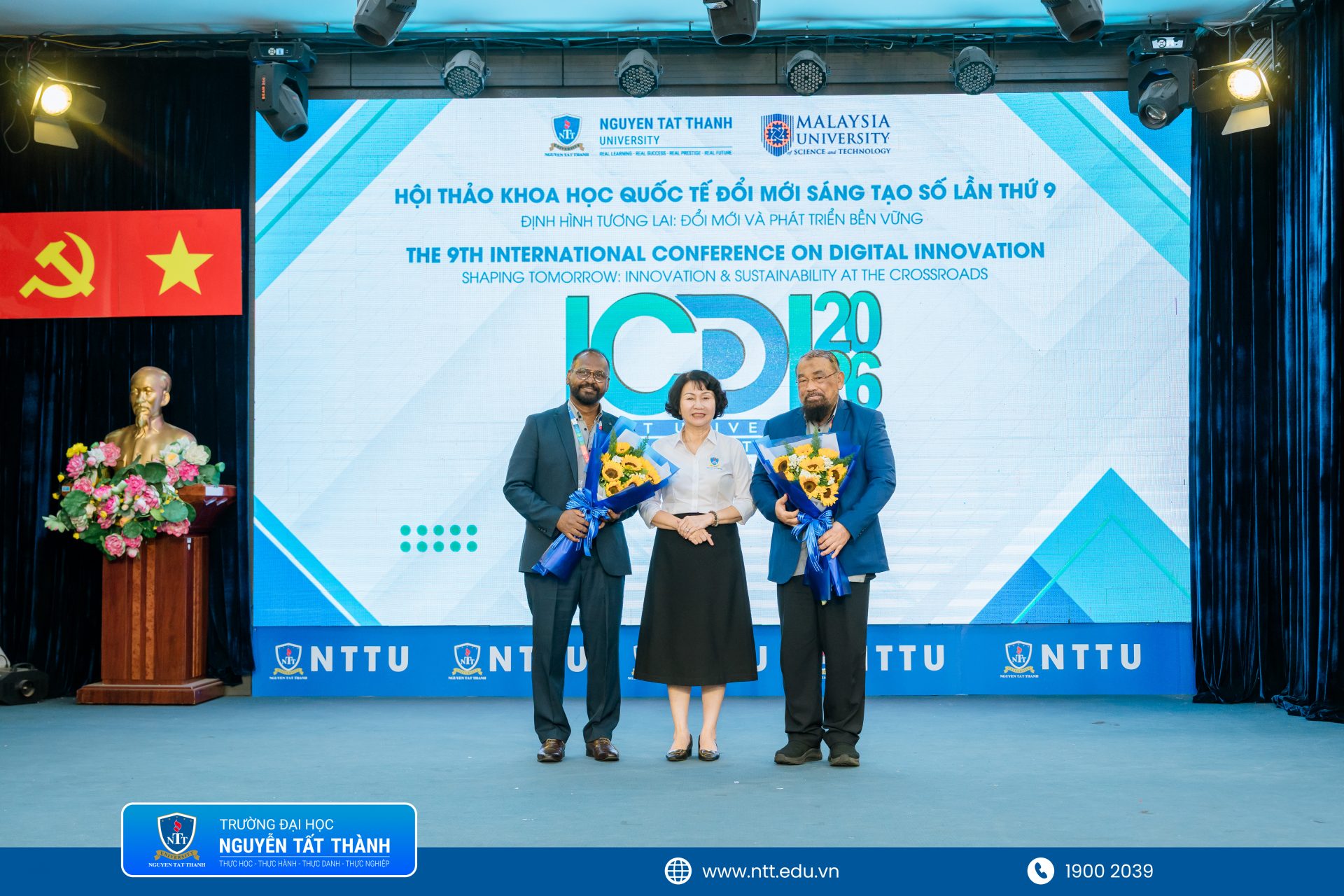 Đại diện Trường ĐH Nguyễn Tất Thành trao hoa tri ân và quà lưu niệm đến các diễn giả, học giả quốc tế và Ban Tổ chức tại Hội thảo Khoa học Quốc tế ICDI-2026