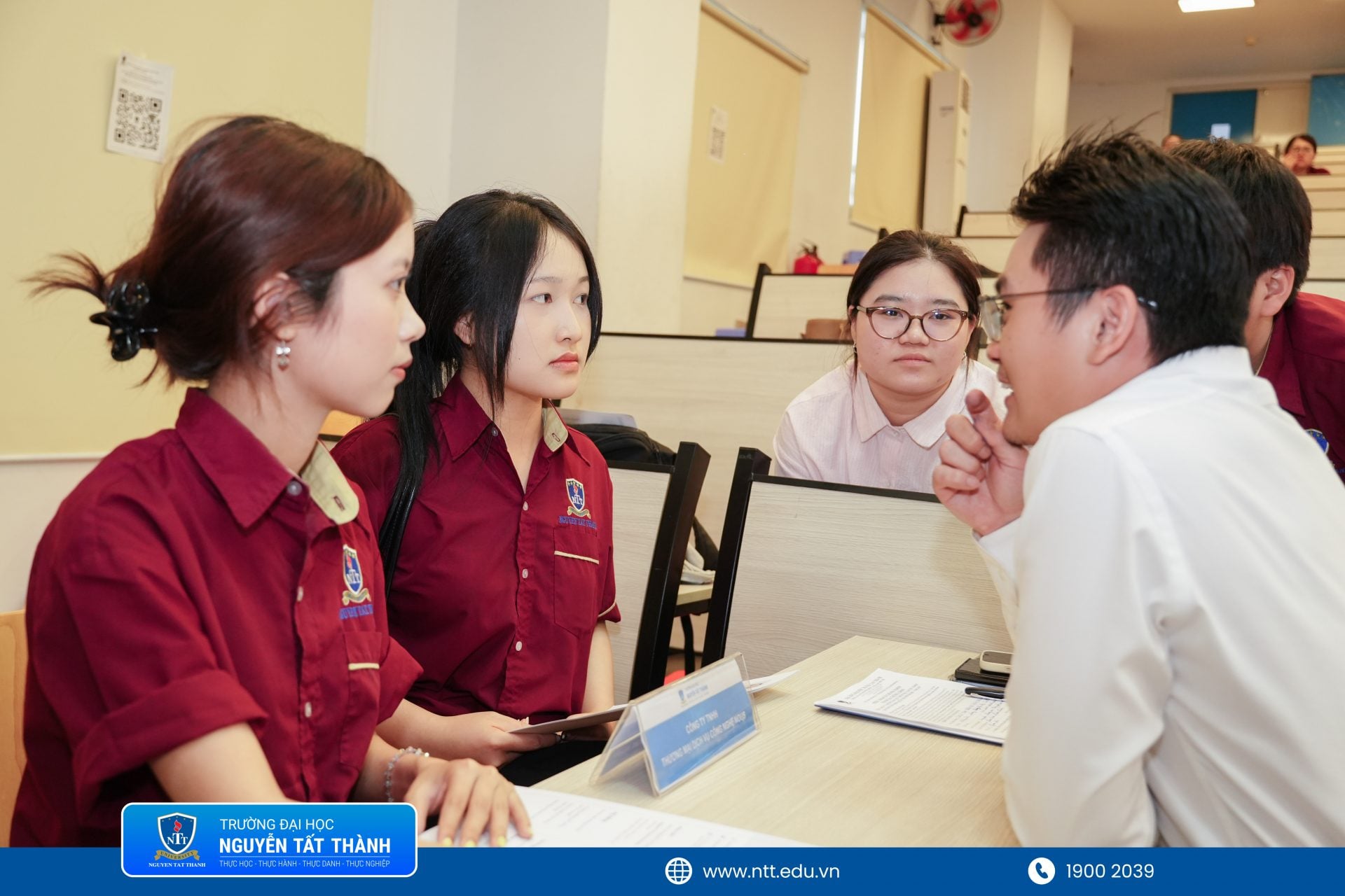 Sinh viên Khoa Quản trị Kinh doanh NTTU trao đổi trực tiếp cùng doanh nghiệp tại Ngày hội thực tập 2026, mở rộng cơ hội thực tập, tuyển dụng và tiếp cận môi trường làm việc thực tế ngay từ giảng đường