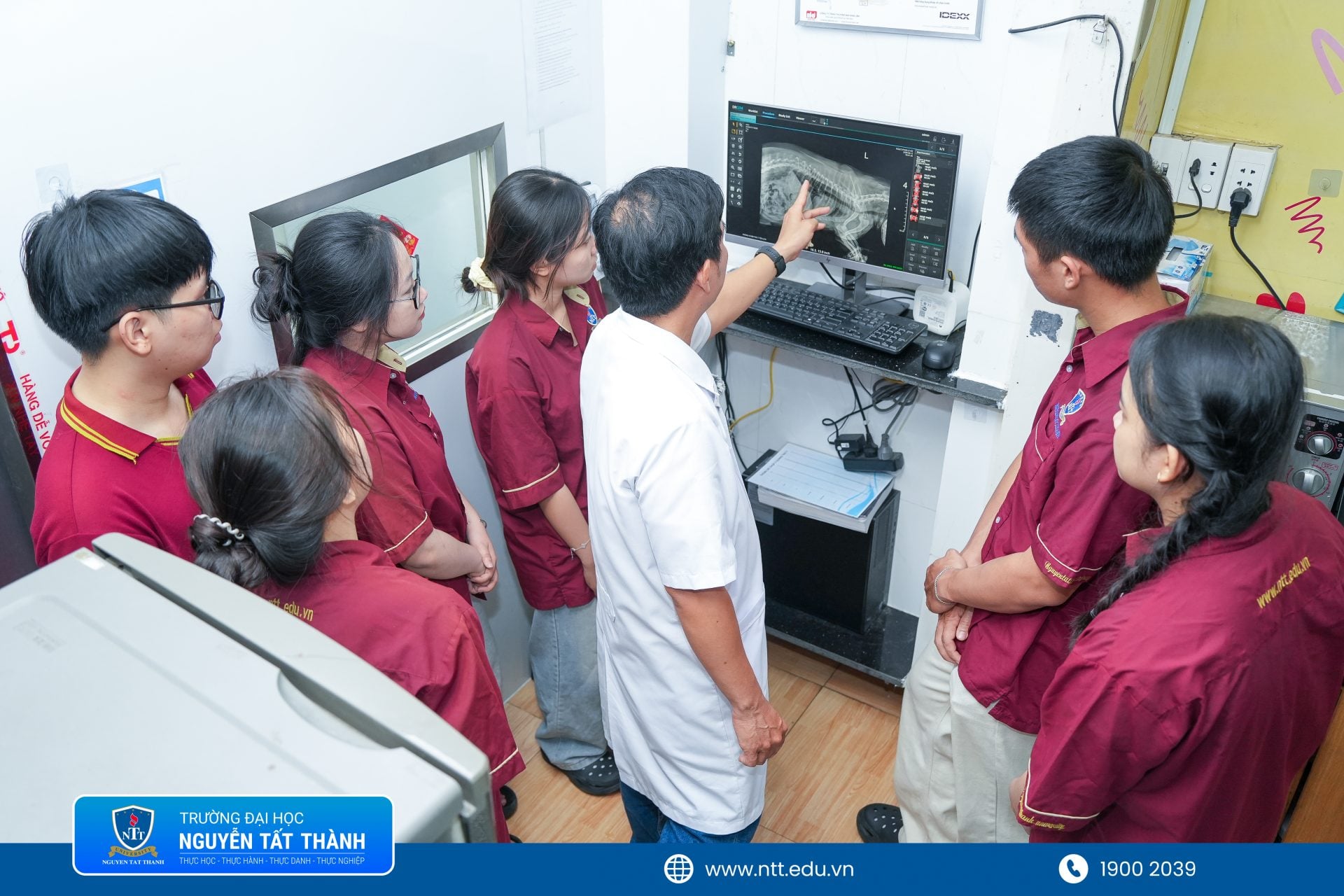 Hoạt động trải nghiệm thực tế giúp sinh viên NTTU hiểu rõ hơn môi trường làm việc của bác sĩ thú y hiện đại