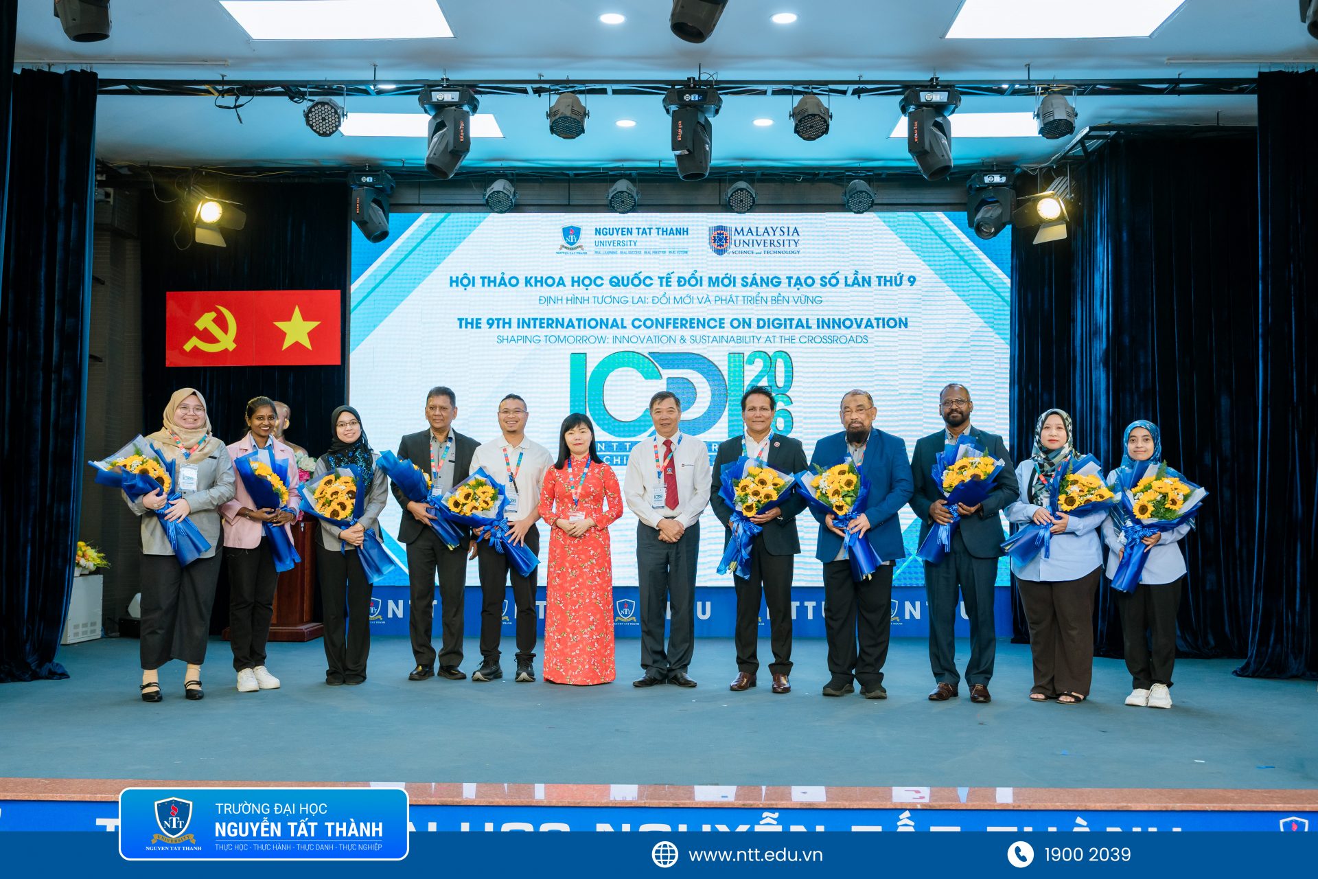 Đại diện Trường ĐH Nguyễn Tất Thành cùng các đối tác quốc tế trao hoa, quà lưu niệm và gửi lời tri ân tại Hội thảo Khoa học Quốc tế ICDI-2026. 