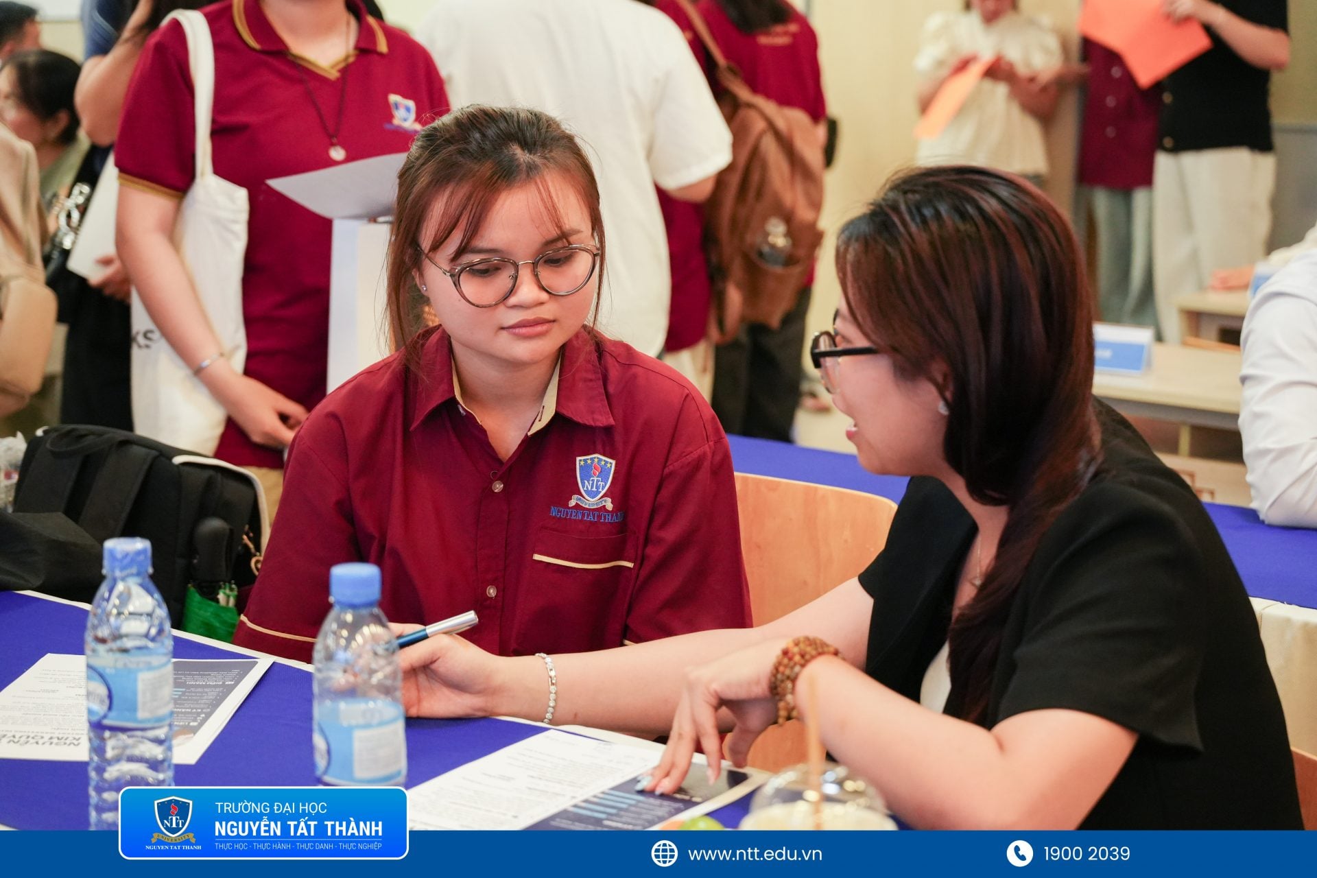 Sinh viên Khoa Quản trị Kinh doanh NTTU trao đổi trực tiếp cùng doanh nghiệp tại Ngày hội thực tập 2026, mở rộng cơ hội thực tập, tuyển dụng và tiếp cận môi trường làm việc thực tế ngay từ giảng đường