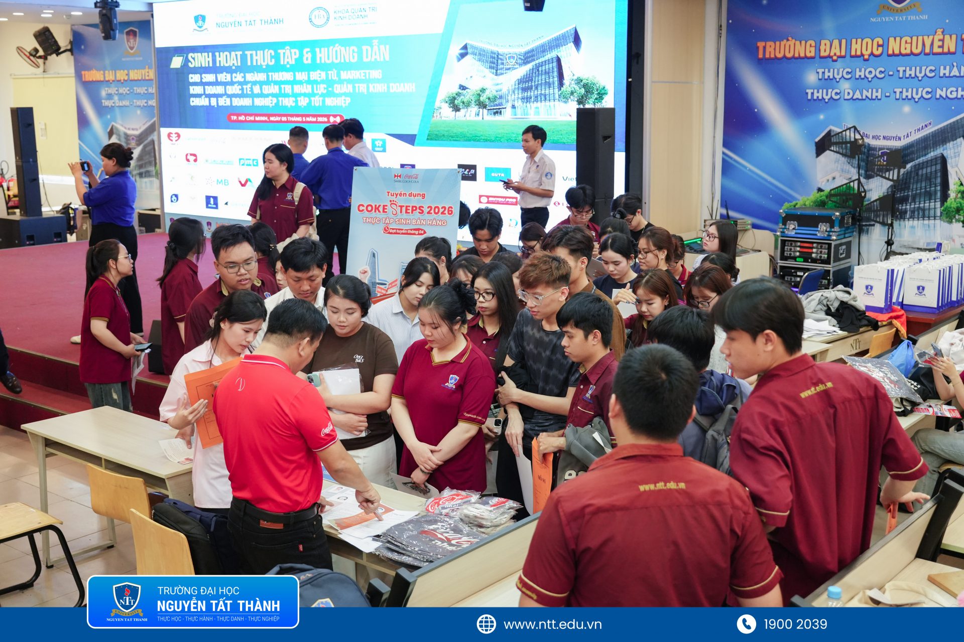 Sinh viên Khoa Quản trị Kinh doanh NTTU trao đổi trực tiếp cùng doanh nghiệp tại Ngày hội thực tập 2026, mở rộng cơ hội thực tập, tuyển dụng và tiếp cận môi trường làm việc thực tế ngay từ giảng đường