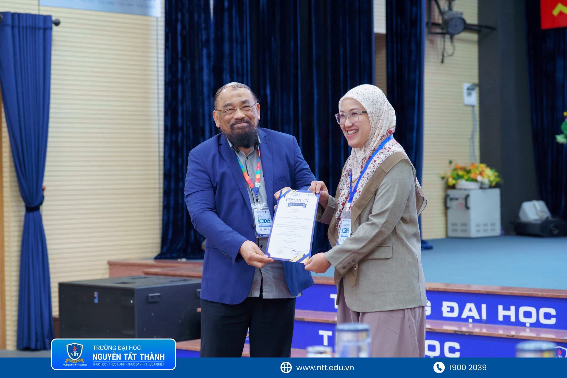 Đại diện Ban Tổ chức ICDI-2026 trao chứng nhận và gửi lời cảm ơn đến các diễn giả, học giả quốc tế đồng hành cùng hội thảo tại Trường ĐH Nguyễn Tất Thành