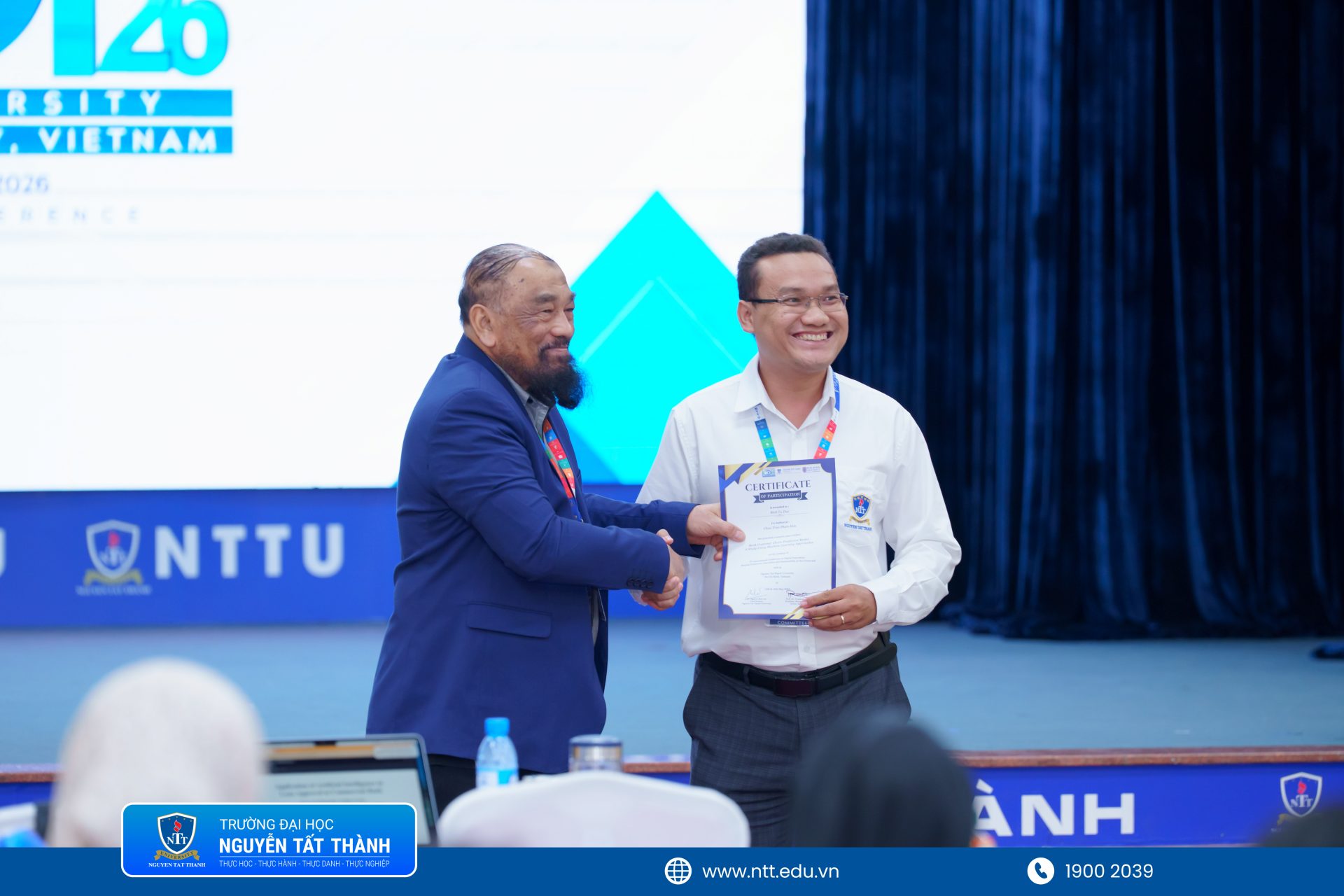 Đại diện Ban Tổ chức ICDI-2026 trao chứng nhận và gửi lời cảm ơn đến các diễn giả, học giả quốc tế đồng hành cùng hội thảo tại Trường ĐH Nguyễn Tất Thành