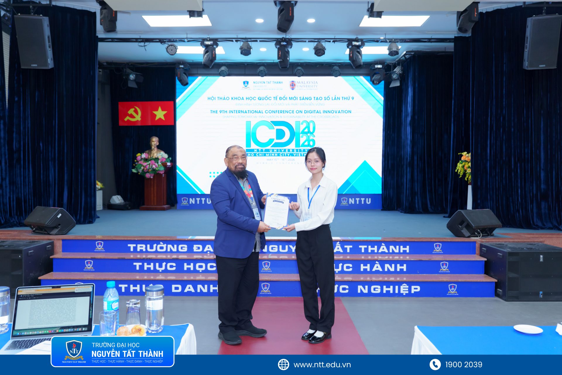 Đại diện Ban Tổ chức ICDI-2026 trao chứng nhận và gửi lời cảm ơn đến các diễn giả, học giả quốc tế đồng hành cùng hội thảo tại Trường ĐH Nguyễn Tất Thành
