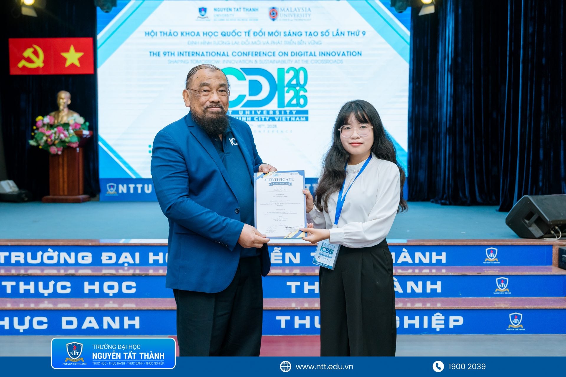 Đại diện Ban Tổ chức ICDI-2026 trao chứng nhận và gửi lời cảm ơn đến các diễn giả, học giả quốc tế đồng hành cùng hội thảo tại Trường ĐH Nguyễn Tất Thành