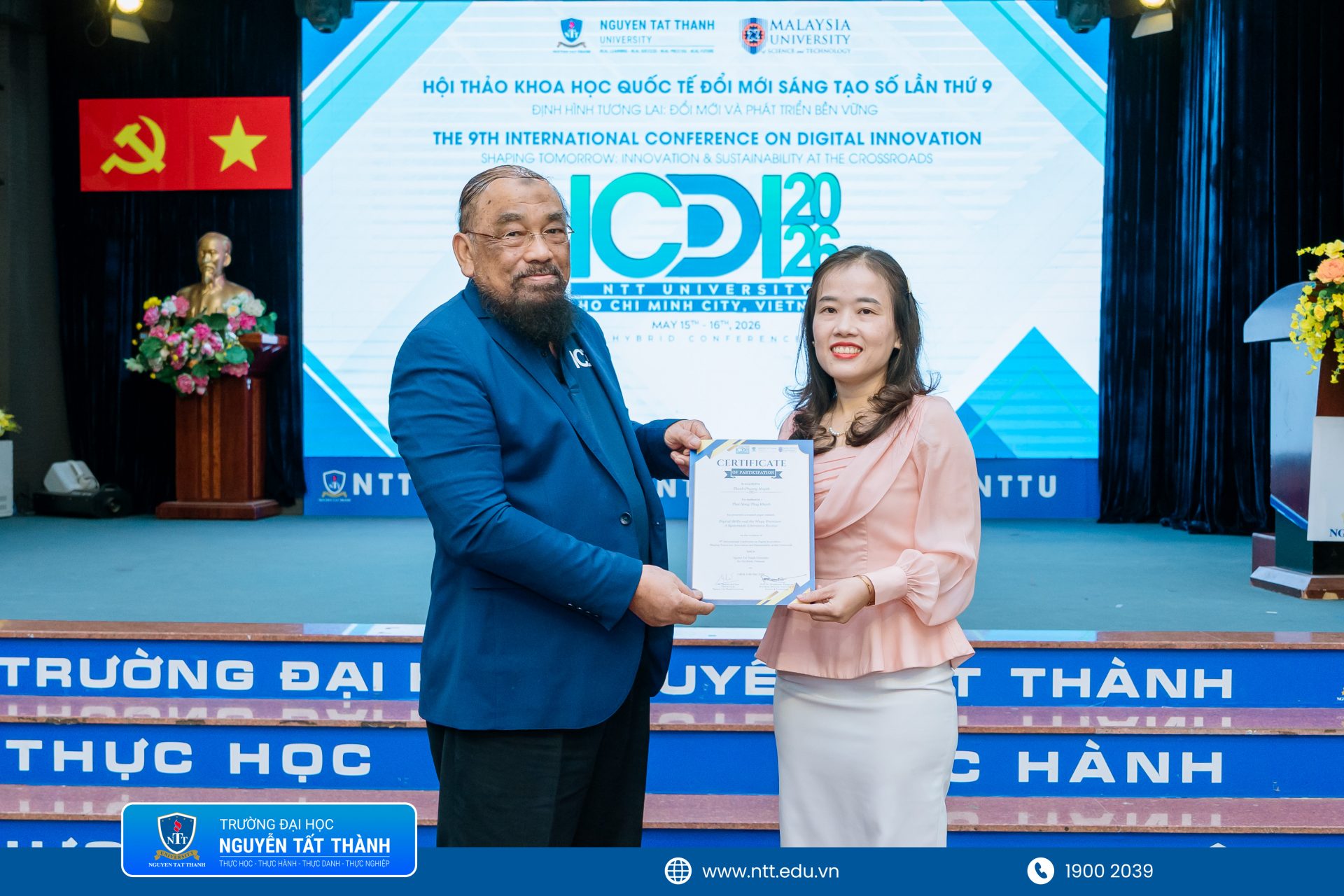 Đại diện Ban Tổ chức ICDI-2026 trao chứng nhận và gửi lời cảm ơn đến các diễn giả, học giả quốc tế đồng hành cùng hội thảo tại Trường ĐH Nguyễn Tất Thành
