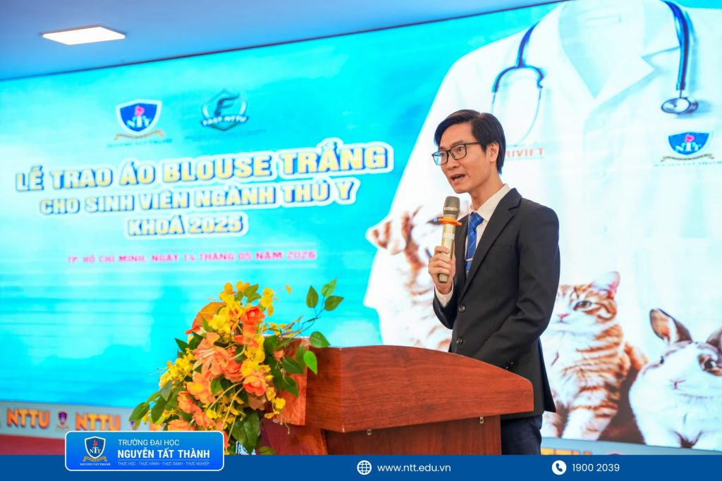 Lễ trao áo Blouse trắng cho sinh viên ngành Thú y NTTU khóa 2025