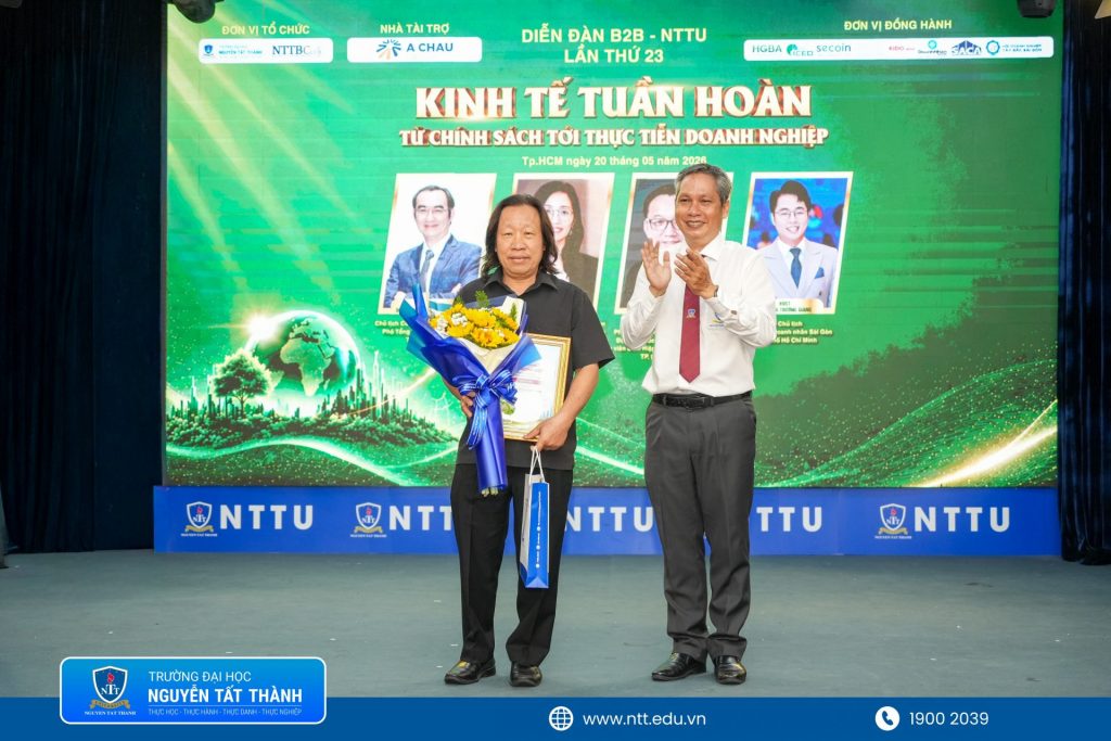 Nghệ nhân Quốc gia Phạm Hoàng Điệp trao tặng tranh thư pháp ý nghĩa đến các diễn giả tham gia tọa đàm