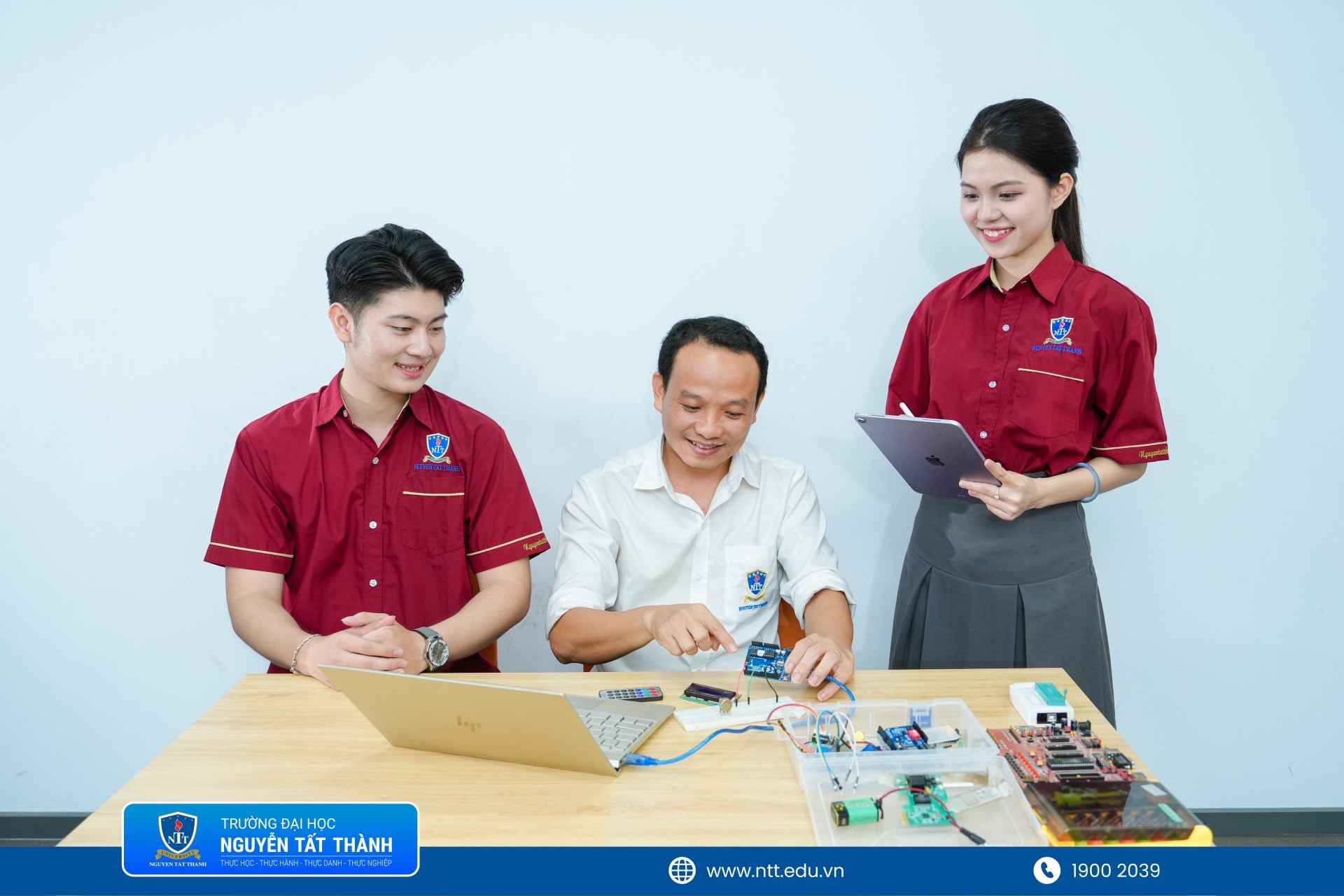 Sinh viên Khoa Công nghệ Thông tin – Trường Đại học Nguyễn Tất Thành thực hành tại phòng LAB với hệ thống máy tính và không gian học tập hiện đại, tăng trải nghiệm công nghệ thực tế và phát triển kỹ năng theo định hướng đào tạo gắn ứng dụng, đổi mới sáng tạo