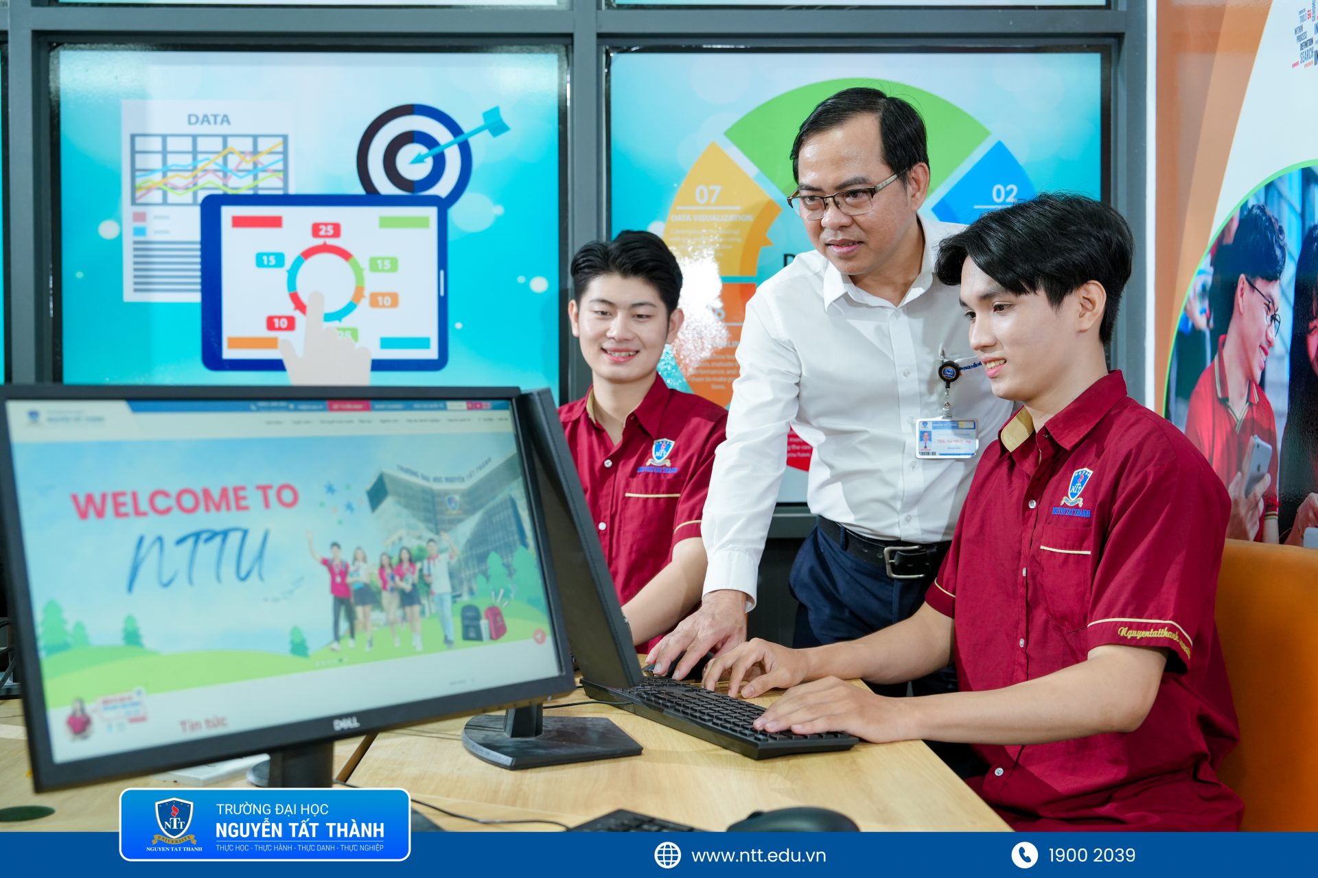 Sinh viên Khoa Công nghệ Thông tin – Trường Đại học Nguyễn Tất Thành thực hành tại phòng LAB với hệ thống máy tính và không gian học tập hiện đại, tăng trải nghiệm công nghệ thực tế và phát triển kỹ năng theo định hướng đào tạo gắn ứng dụng, đổi mới sáng tạo