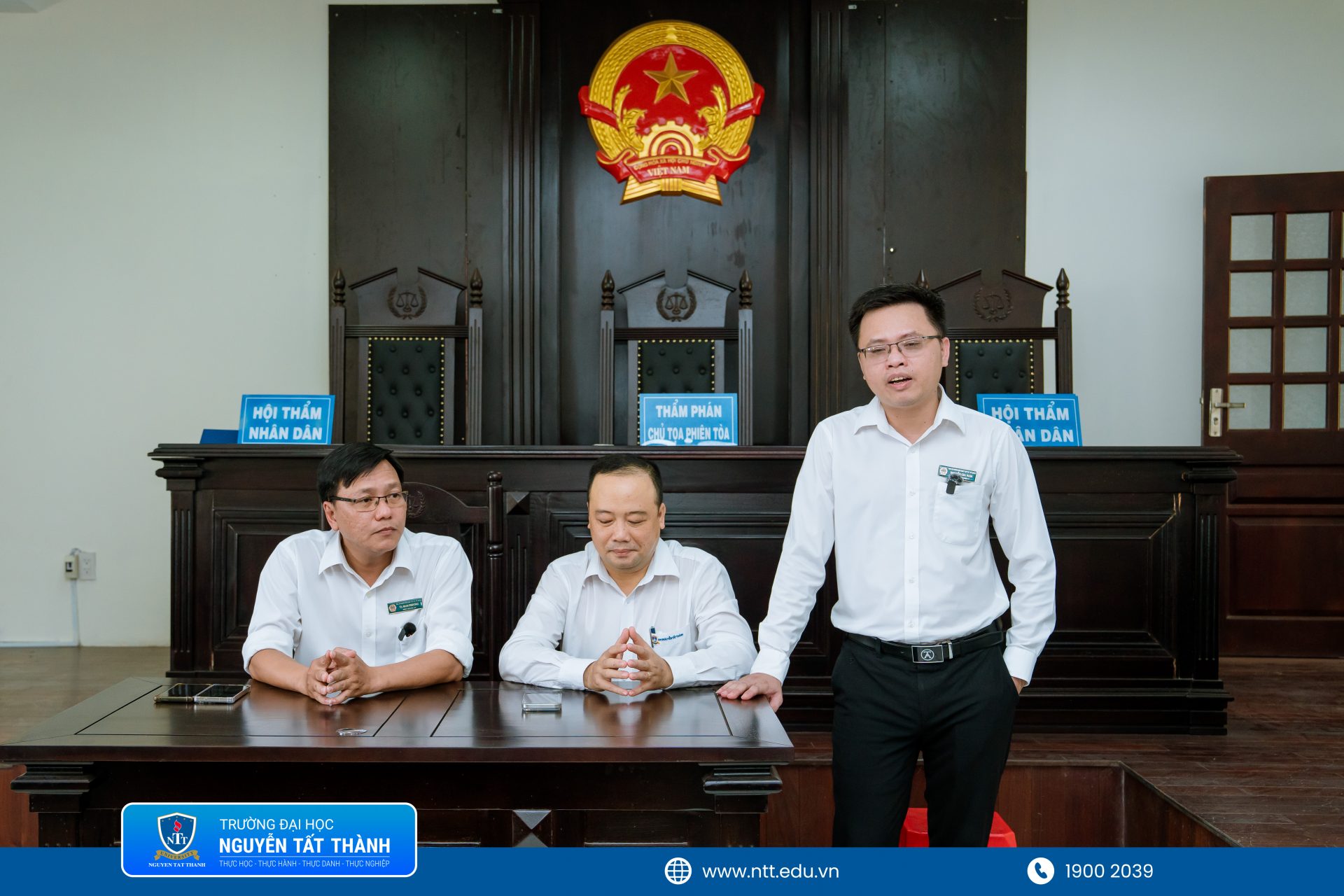 Thẩm phán Tạ Nam Phương - Phó Chánh án TAND khu vực 10 và Thẩm phán Nguyễn Gia Nam - TAND khu vực 10 chia sẻ nhiều góc nhìn thực tiễn về nghề luật, kỹ năng hành nghề và trách nhiệm của người làm công tác tư pháp với sinh viên Khoa Luật NTTU