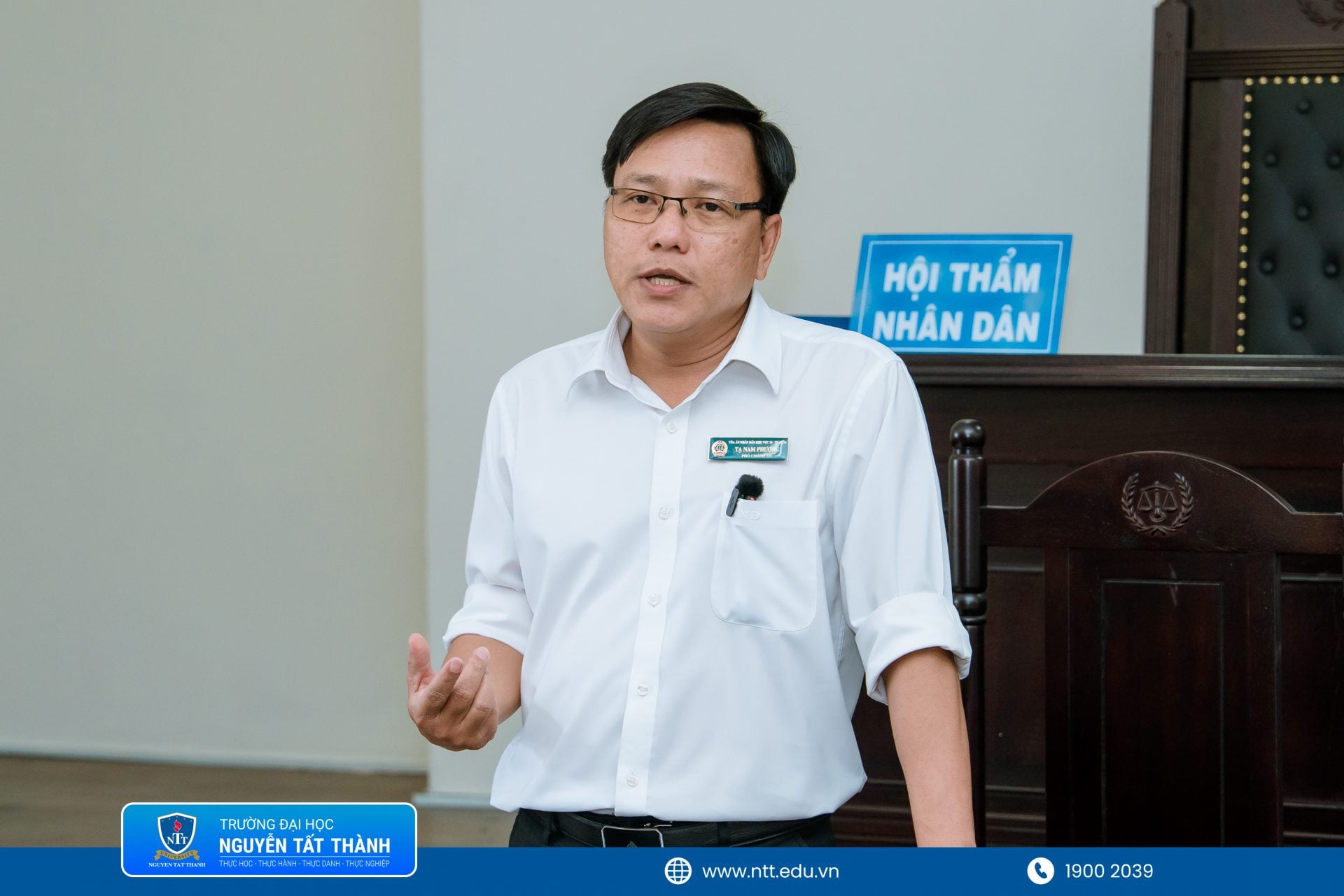 Thẩm phán Tạ Nam Phương - Phó Chánh án TAND khu vực 10 và Thẩm phán Nguyễn Gia Nam - TAND khu vực 10 chia sẻ nhiều góc nhìn thực tiễn về nghề luật, kỹ năng hành nghề và trách nhiệm của người làm công tác tư pháp với sinh viên Khoa Luật NTTU