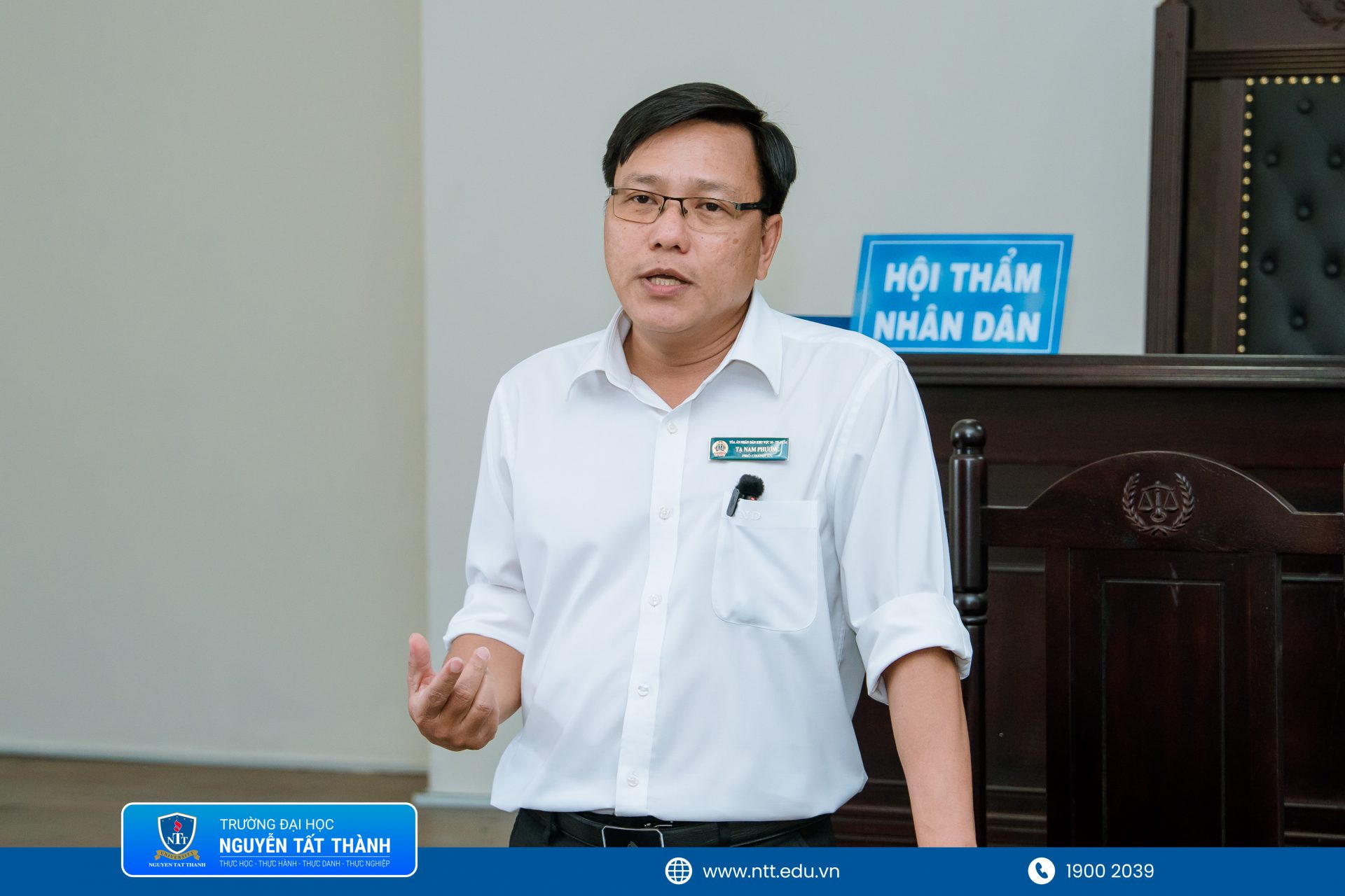 Thẩm phán Tạ Nam Phương - Phó Chánh án TAND khu vực 10 và Thẩm phán Nguyễn Gia Nam - TAND khu vực 10 chia sẻ nhiều góc nhìn thực tiễn về nghề luật, kỹ năng hành nghề và trách nhiệm của người làm công tác tư pháp với sinh viên Khoa Luật NTTU