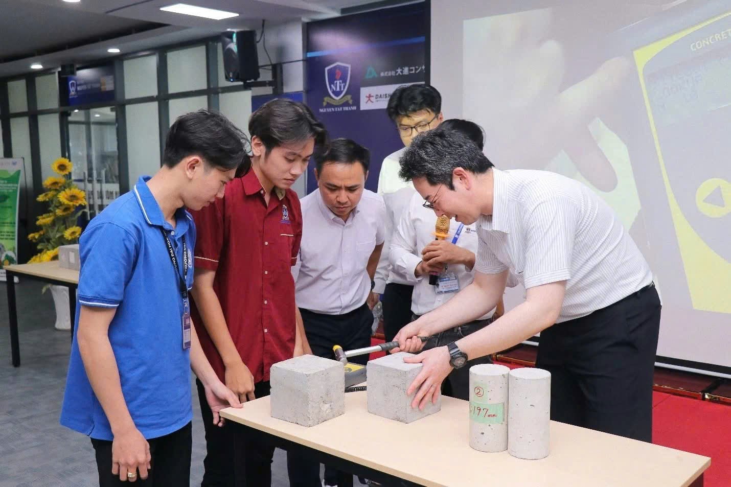 Kh&ocirc;ng dừng ở l&yacute; thuyết, sinh vi&ecirc;n NTTU được đặt v&agrave;o những t&igrave;nh huống thực h&agrave;nh &ndash; nơi bản vẽ, c&ocirc;ng thức v&agrave; thao t&aacute;c kỹ thuật bắt đầu kết nối với nhau