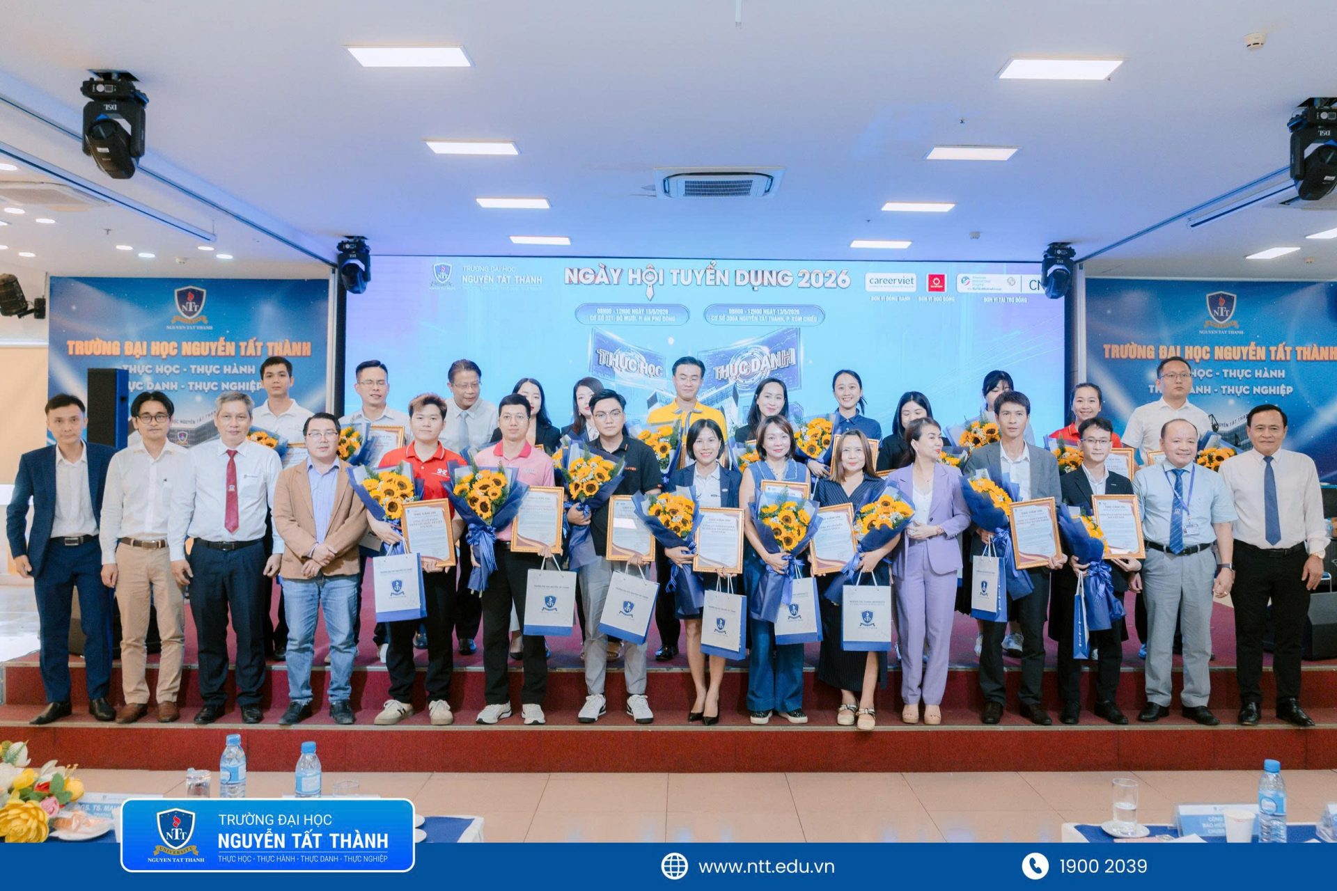 Hình đại diện DN nhận quà tri ân