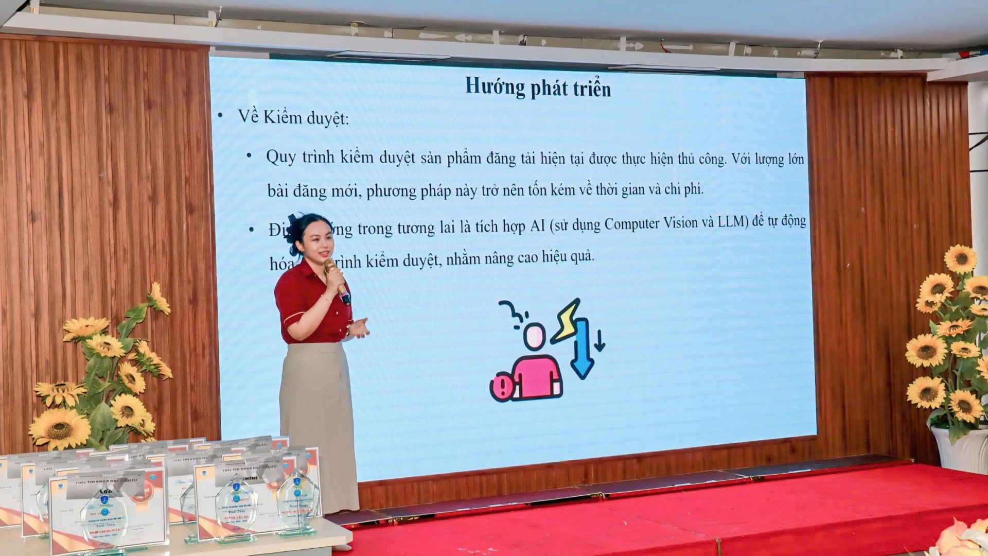 Từ một sinh viên từng bỡ ngỡ với phương pháp học tập ở bậc đại học, Lê Thanh Nhàn từng bước trở nên chủ động, tự tin hơn trong học tập, giao tiếp, làm việc nhóm và trình bày ý tưởng.