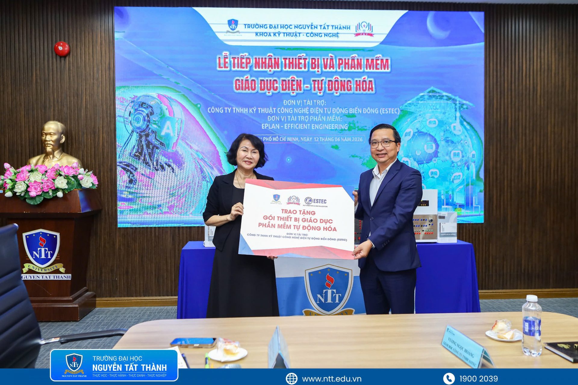 Đại diện Công ty TNHH Kỹ thuật Công nghệ Điện Tự Động Biển Đông (ESTEC) trao tặng thiết bị và phần mềm chuyên dụng phục vụ đào tạo cho Khoa Kỹ thuật – Công nghệ