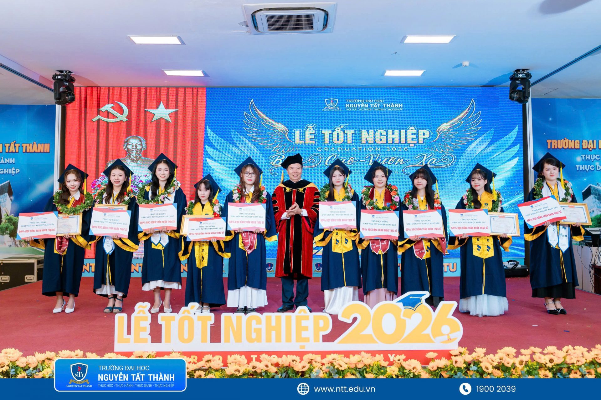PGS.TS.NGƯT Nguyễn Kim Hồng – Hiệu trưởng Trường Đại học Nguyễn Tất Thành cùng đại diện Viện Đào tạo Sau đại học trao học bổng thạc sĩ trị giá 50% học phí toàn khóa, tương đương đến 60 triệu đồng, cho các tân khoa tốt nghiệp loại Xuất sắc, tiếp sức các em tiếp tục nâng cao chuyên môn tại NTTU.