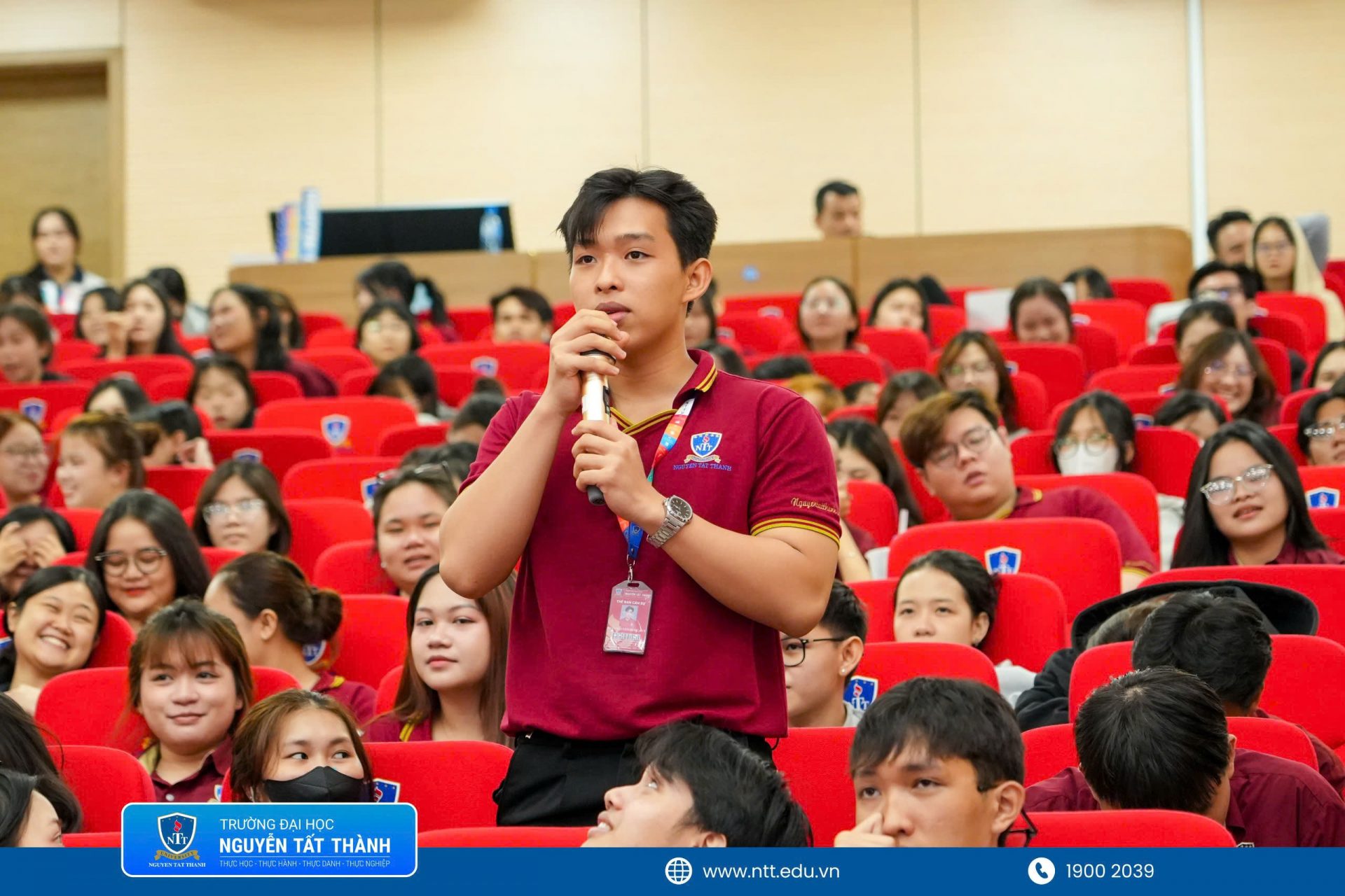 Sinh viên Phan Nguyễn Quốc Huy, lớp 25DTD1C, đặt câu hỏi giao lưu cùng các diễn giả