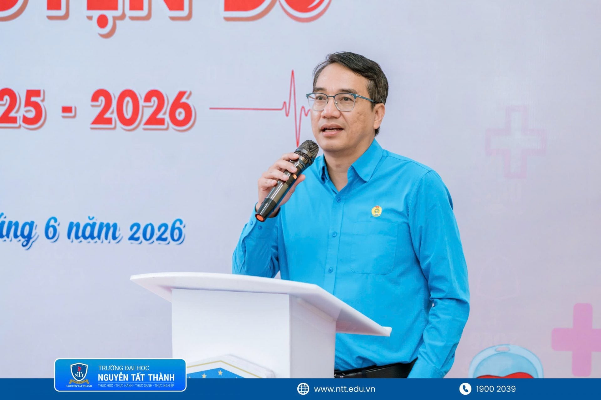 Ông Lê Tất Thắng – Phó Trưởng Ban Công tác Công đoàn, Phụ trách Văn phòng Công đoàn Dệt May Việt Nam tại TP. Hồ Chí Minh phát biểu chỉ đạo và khai mạc chương trình “Ngày Tình Nguyện Đỏ” lần thứ 2, năm học 2025 – 2026. 