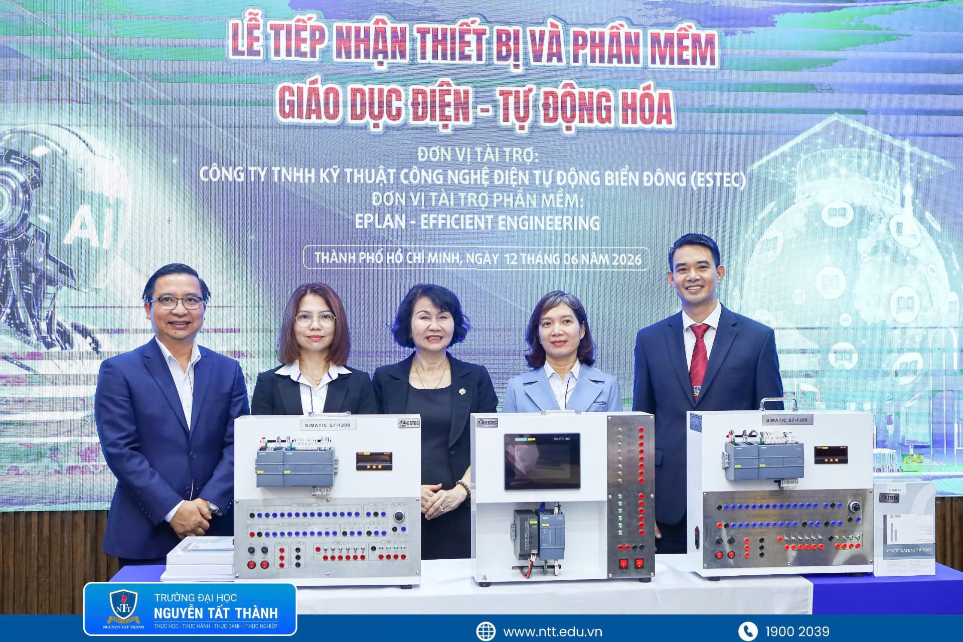  Đại diện Công ty TNHH Kỹ thuật Công nghệ Điện Tự Động Biển Đông (ESTEC) trao tặng thiết bị và phần mềm chuyên dụng phục vụ đào tạo cho Khoa Kỹ thuật – Công nghệ