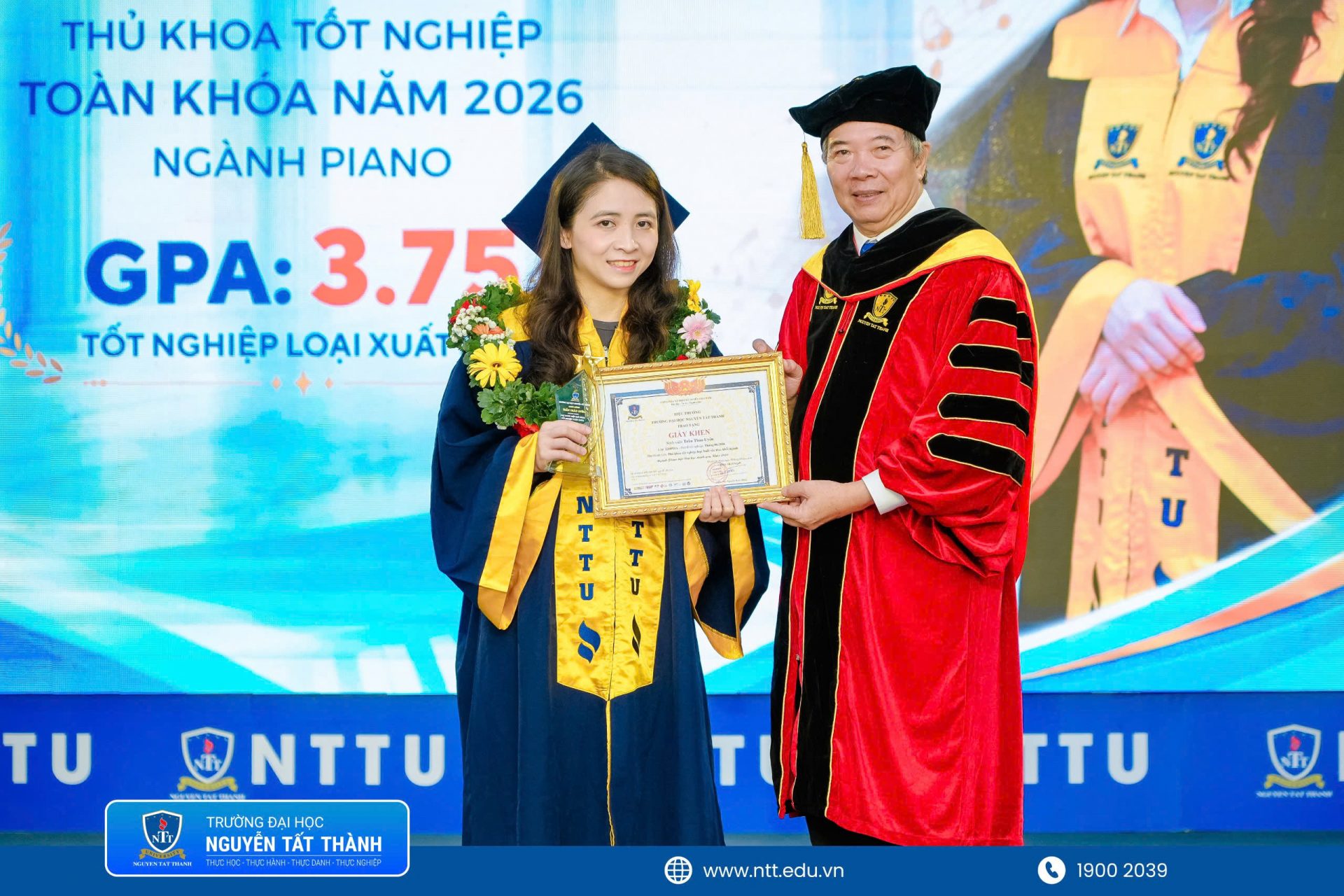 PGS.TS.NGƯT Nguyễn Kim Hồng – Hiệu trưởng Trường Đại học Nguyễn Tất Thành trao hoa, kỷ niệm chương và giấy khen chúc mừng Trần Thảo Uyên – thủ khoa toàn khóa ngành Piano, tốt nghiệp với GPA 3,75/4,0. 