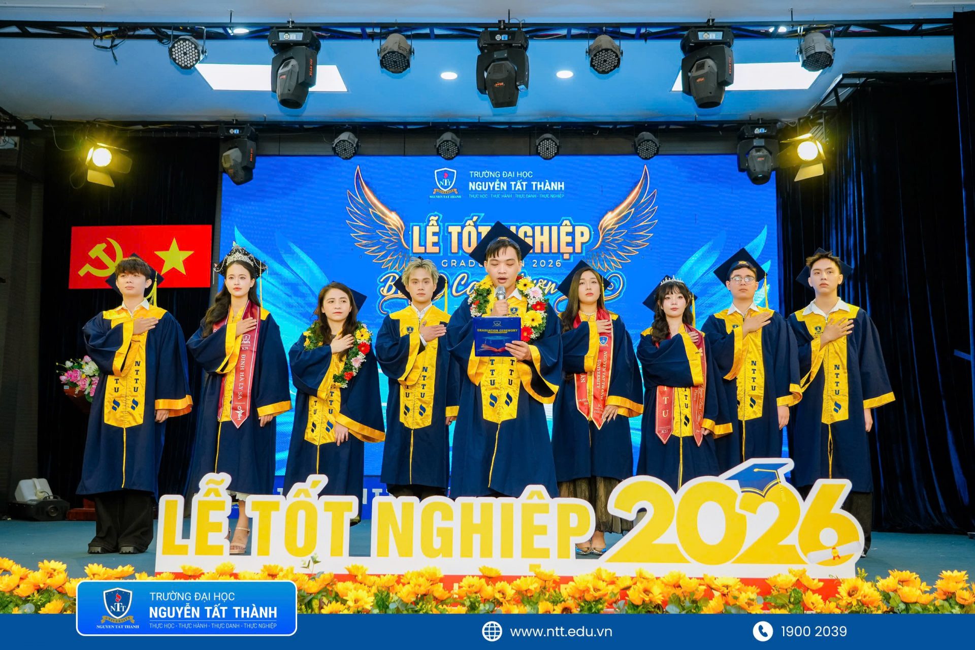 Tân khoa tiêu biểu đại diện toàn thể sinh viên đọc lời hứa nghề nghiệp, khẳng định quyết tâm làm việc bằng tri thức, đạo đức và tinh thần trách nhiệm với xã hội. 